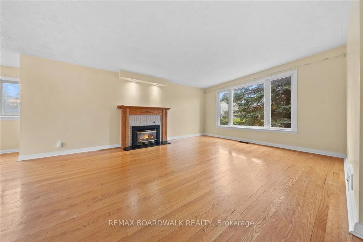 Photo 4 of 72 Crownhill Street, Ottawa, Cardinal Heights — HOMEH