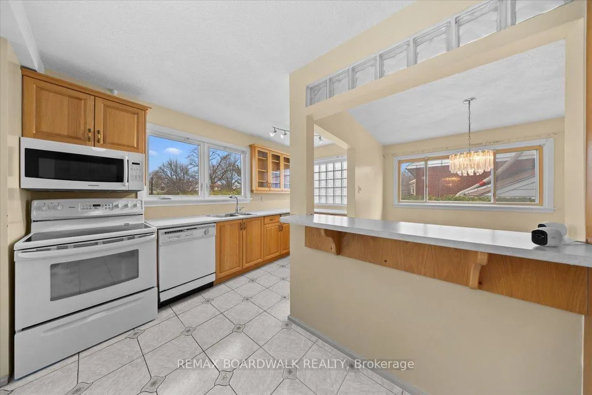 Photo 6 of 72 Crownhill Street, Ottawa, Cardinal Heights — HOMEH