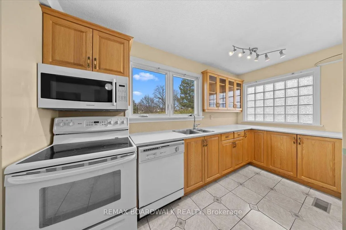 Photo 7 of 72 Crownhill Street, Ottawa, Cardinal Heights — HOMEH