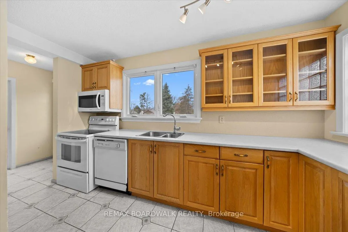 Photo 8 of 72 Crownhill Street, Ottawa, Cardinal Heights — HOMEH