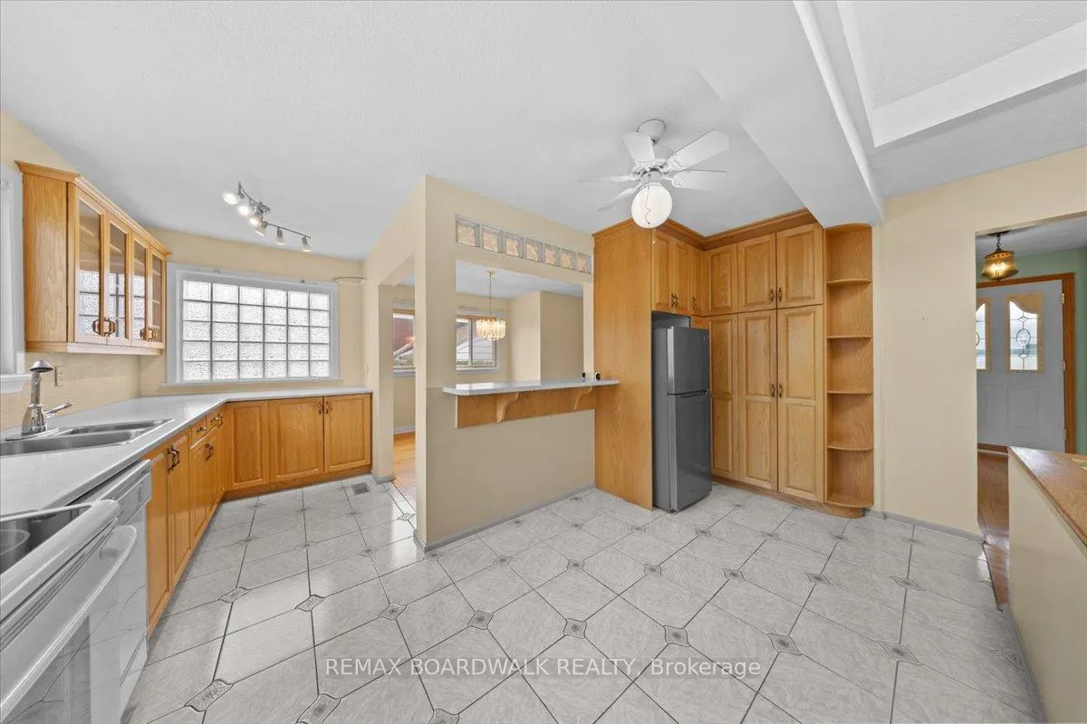 Photo 9 of 72 Crownhill Street, Ottawa, Cardinal Heights — HOMEH