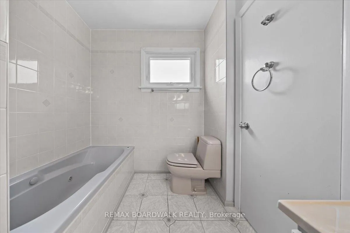 Photo 18 of 72 Crownhill Street, Ottawa, Cardinal Heights — HOMEH