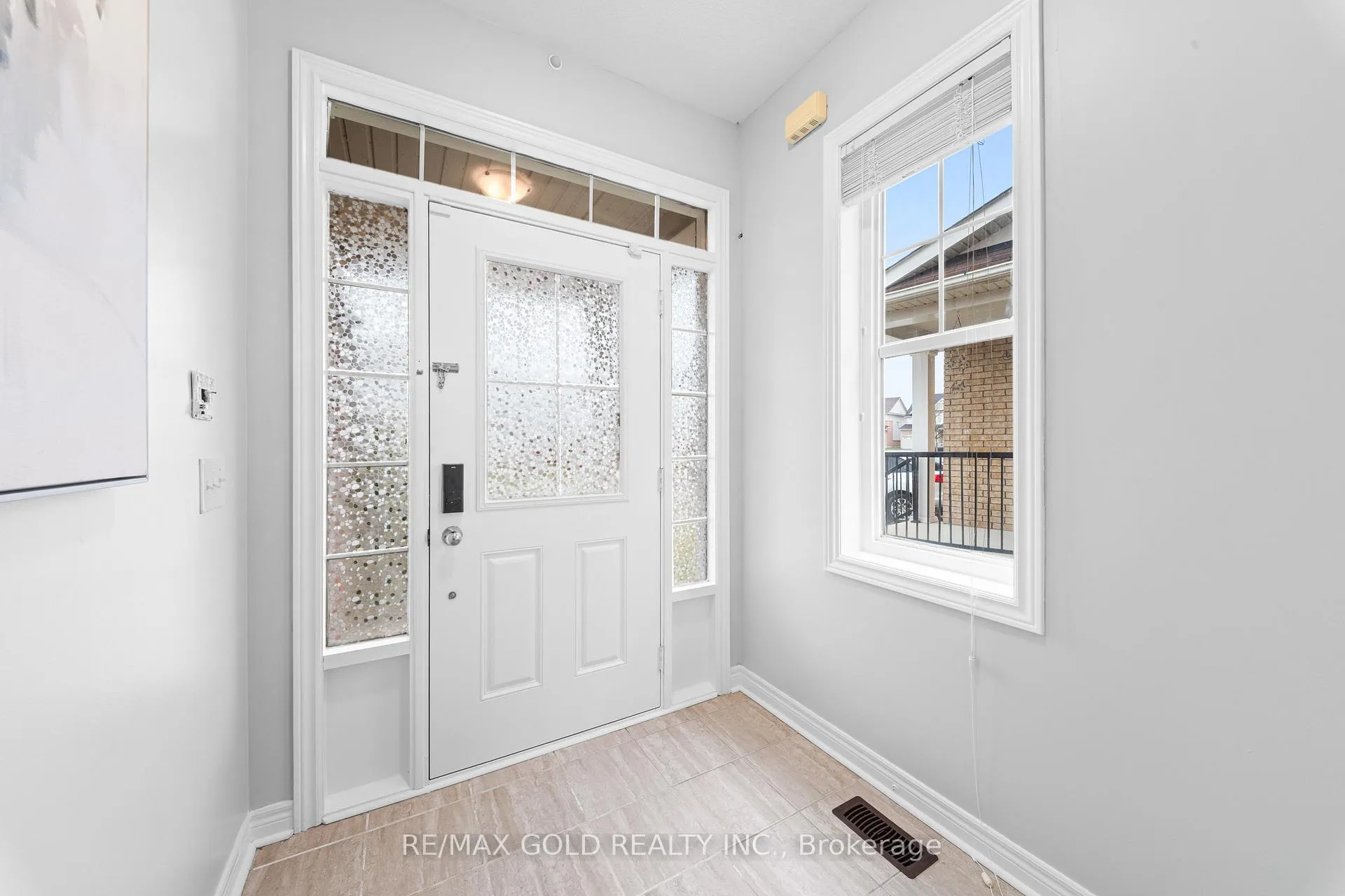 Photo 4 of 57 James Govan Drive, Whitby, Port Whitby — HOMEH