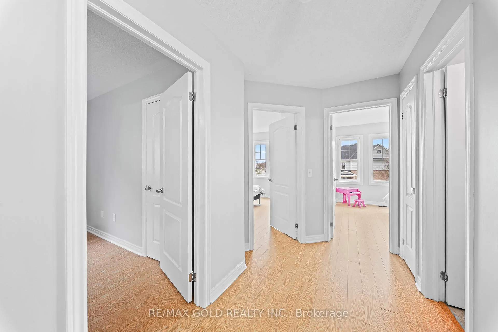 Photo 27 of 57 James Govan Drive, Whitby, Port Whitby — HOMEH