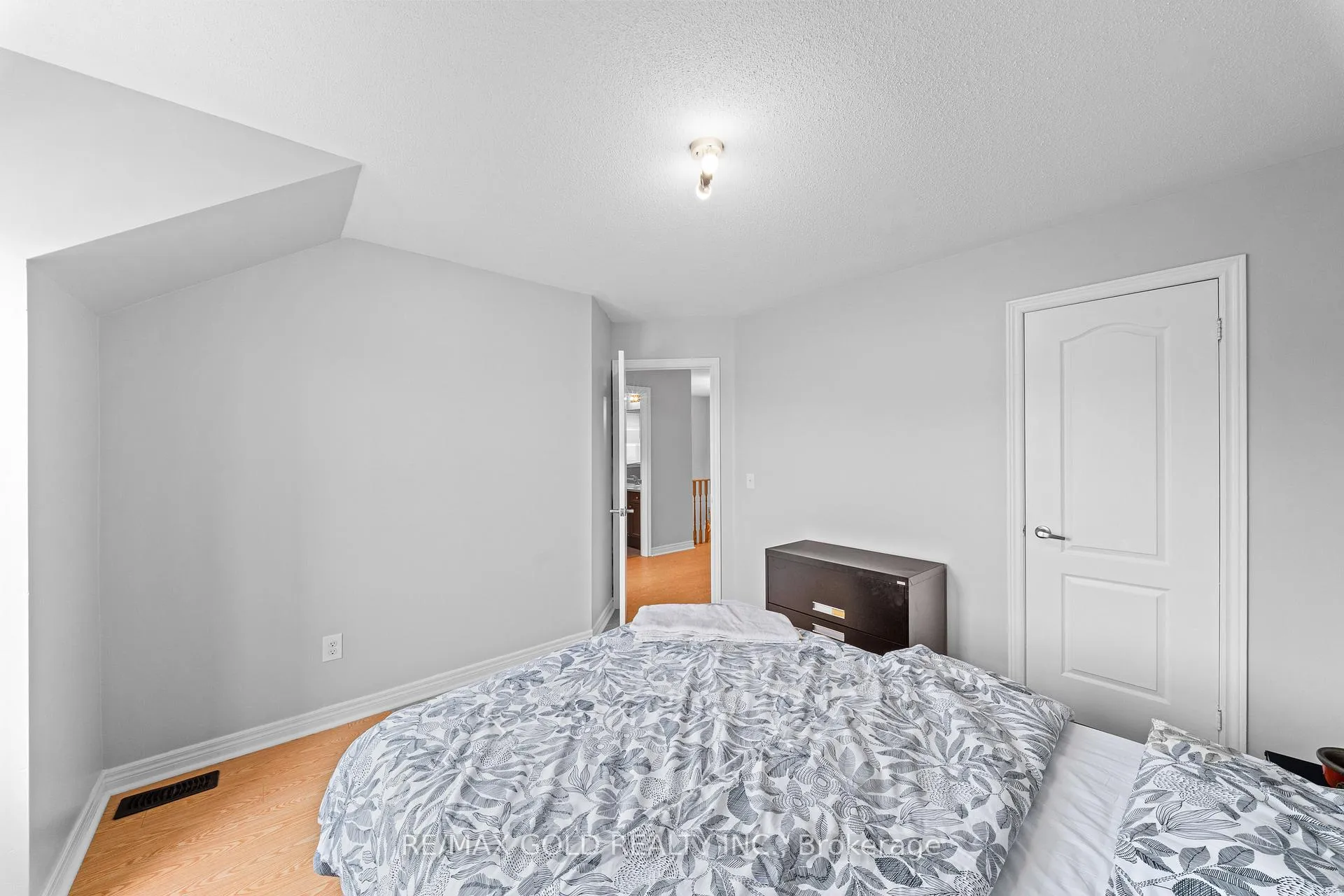 Photo 36 of 57 James Govan Drive, Whitby, Port Whitby — HOMEH