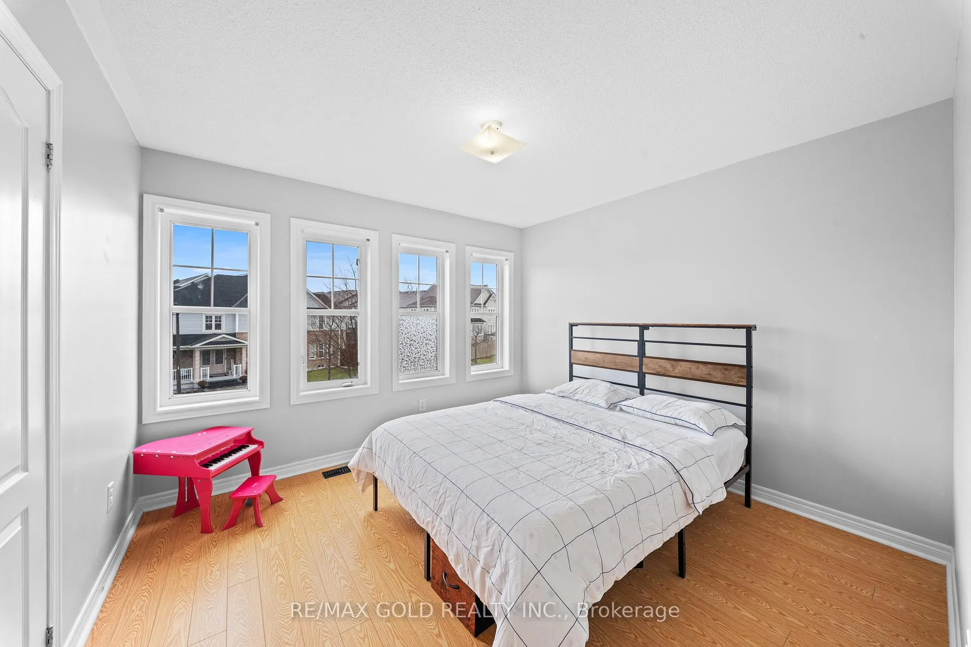 Photo 37 of 57 James Govan Drive, Whitby, Port Whitby — HOMEH