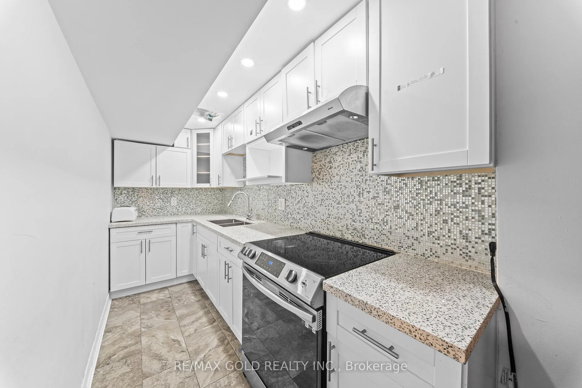 Photo 40 of 57 James Govan Drive, Whitby, Port Whitby — HOMEH
