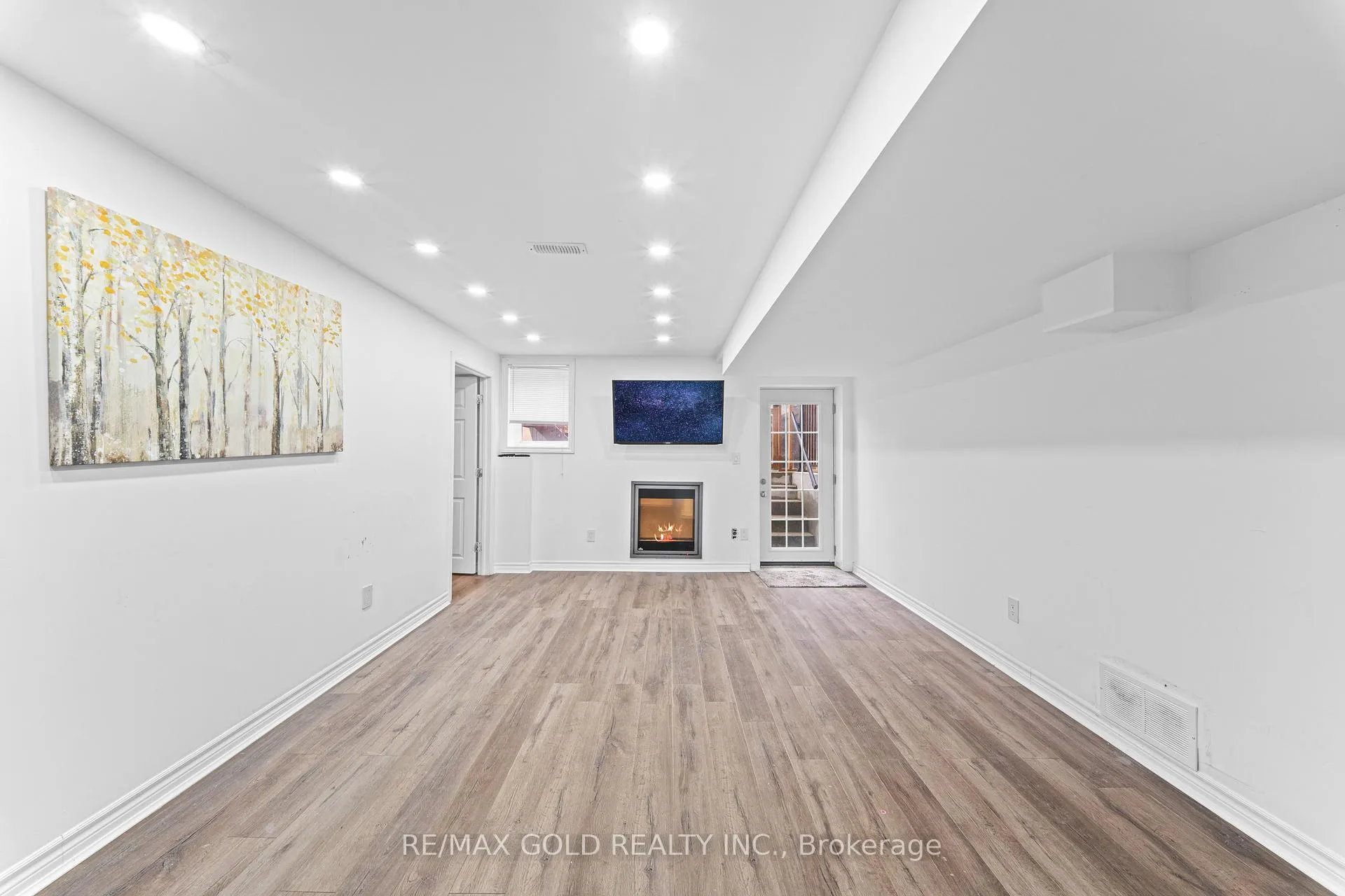 Photo 42 of 57 James Govan Drive, Whitby, Port Whitby — HOMEH