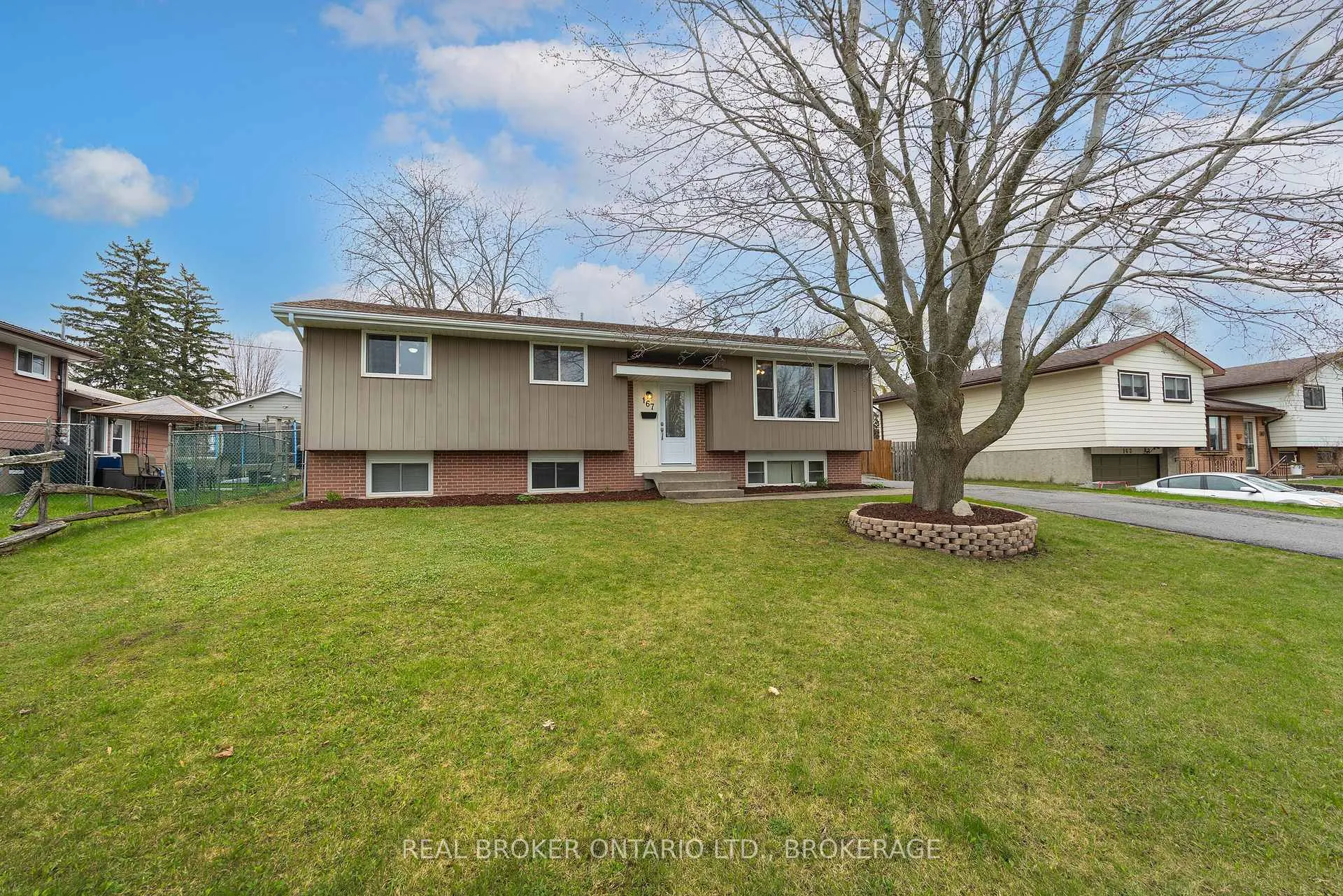 Photo 3 of 167 Manitou W Crescent, Loyalist, Amherstview — HOMEH