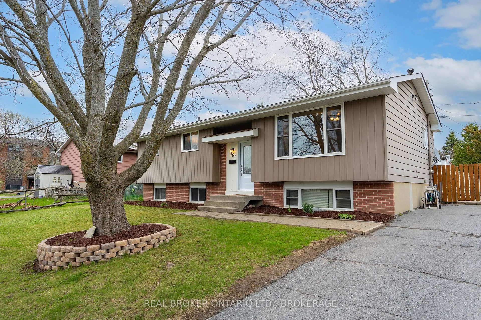 Photo 4 of 167 Manitou W Crescent, Loyalist, Amherstview — HOMEH