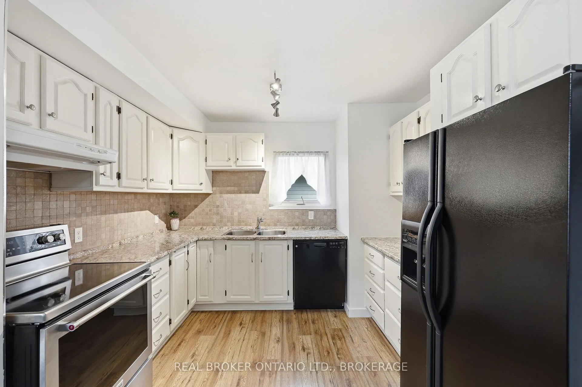 Photo 9 of 167 Manitou W Crescent, Loyalist, Amherstview — HOMEH