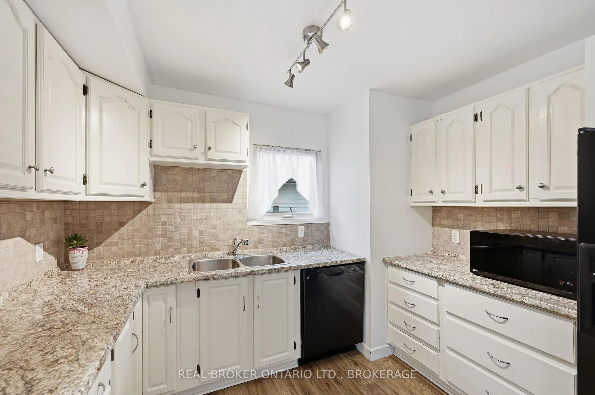 Photo 12 of 167 Manitou W Crescent, Loyalist, Amherstview — HOMEH