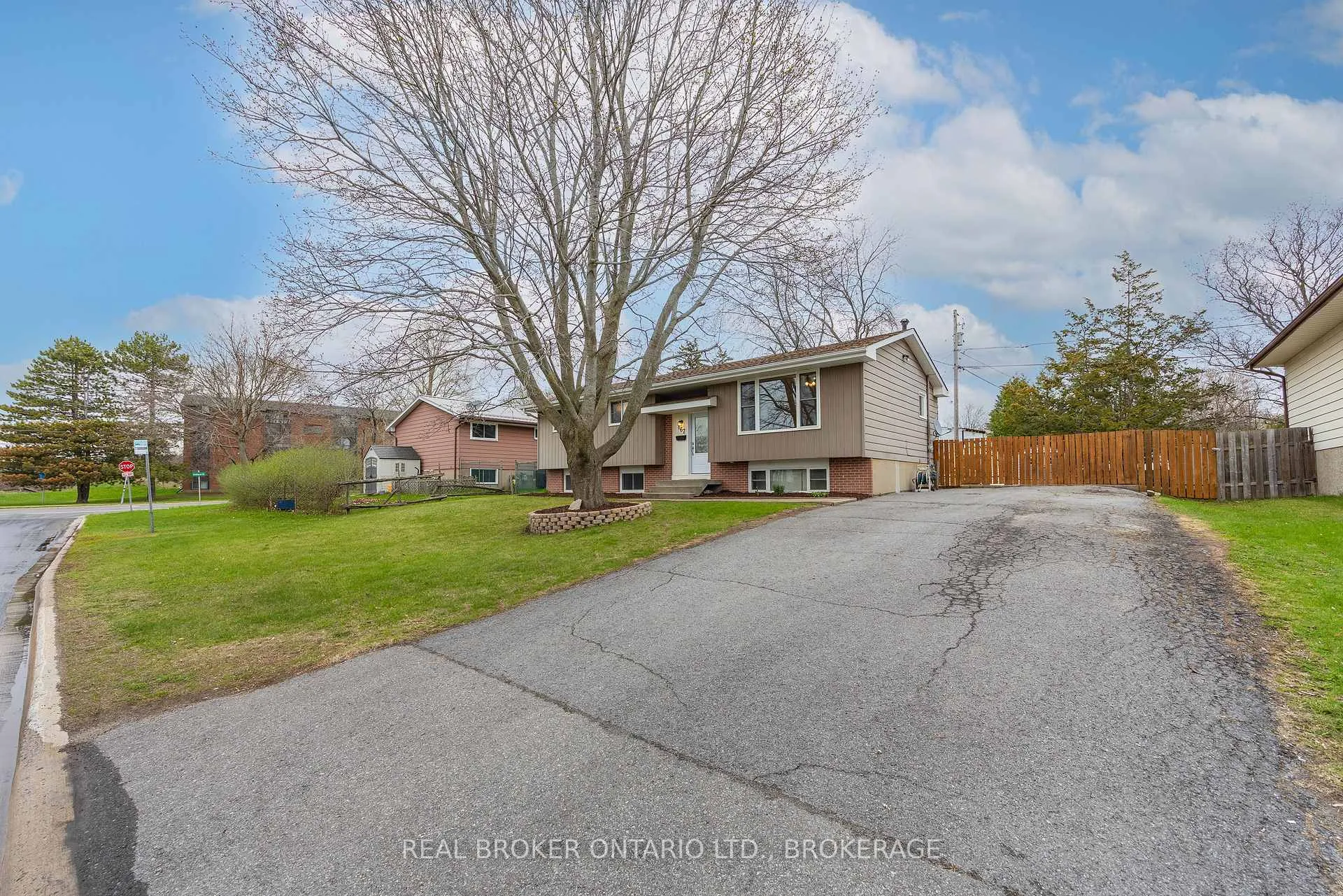 Photo 38 of 167 Manitou W Crescent, Loyalist, Amherstview — HOMEH
