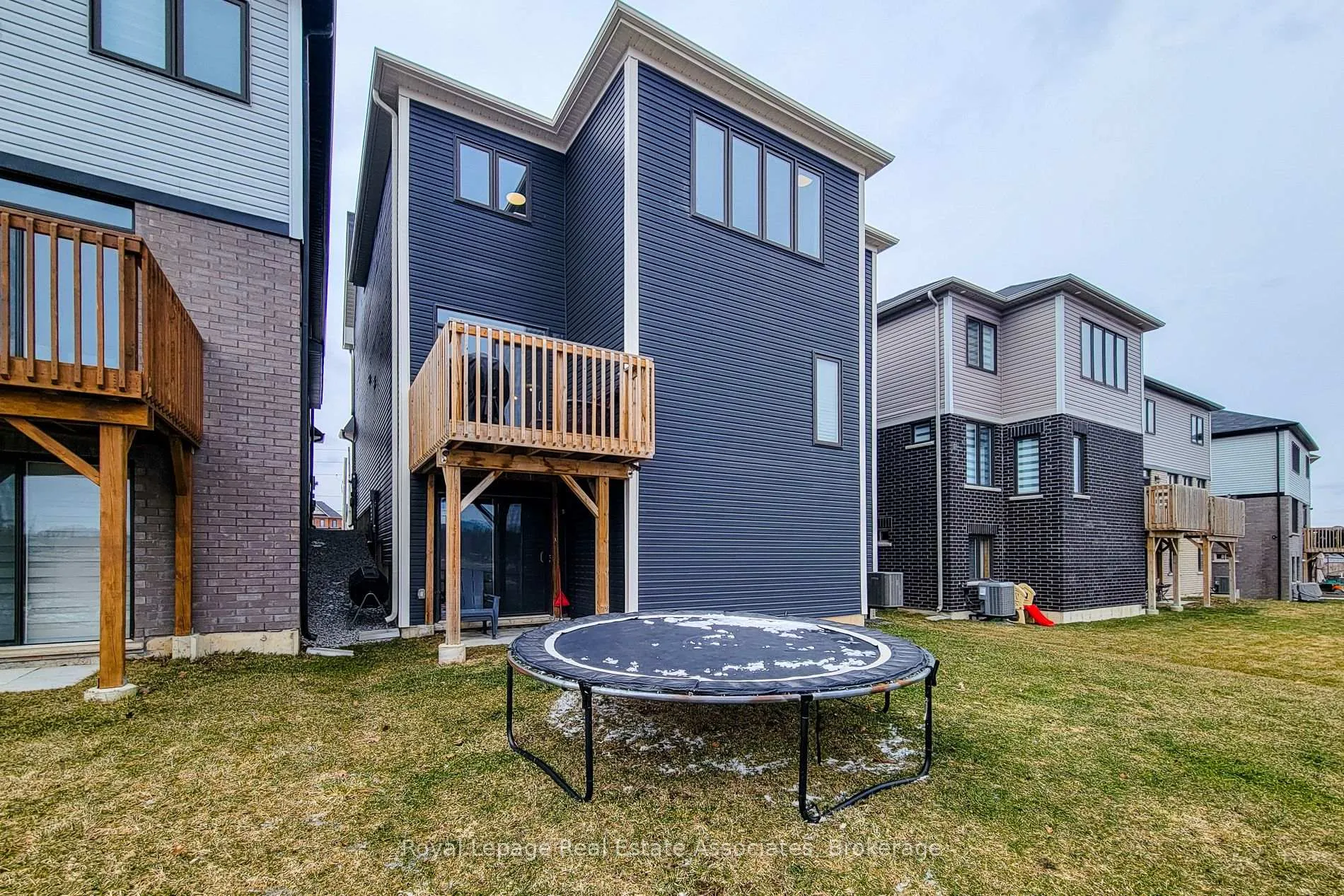 Photo 4 of 10 Castro Lane, Haldimand — HOMEH