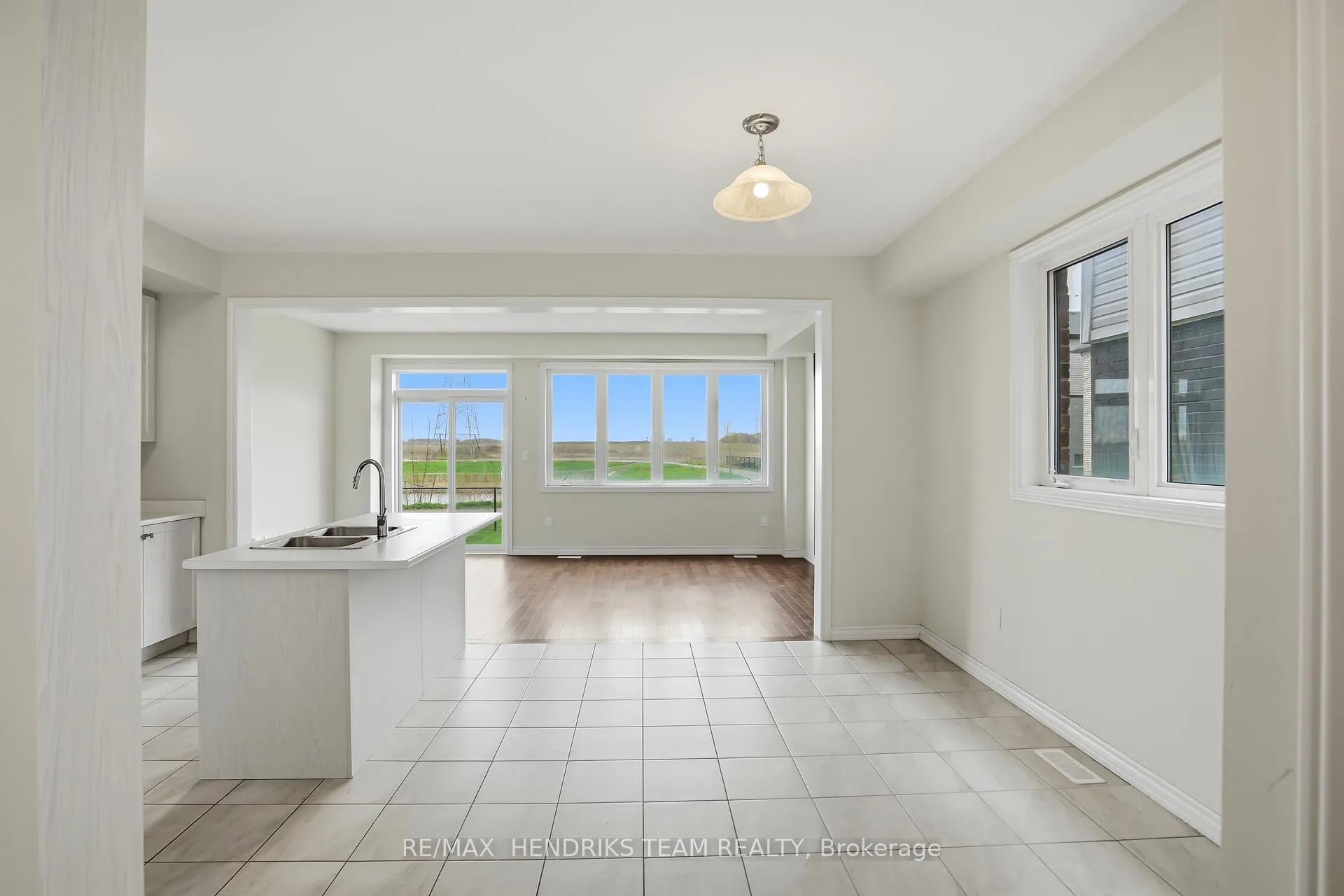 Photo 5 of 400 Barker Parkway, Thorold, Rolling Meadows — HOMEH
