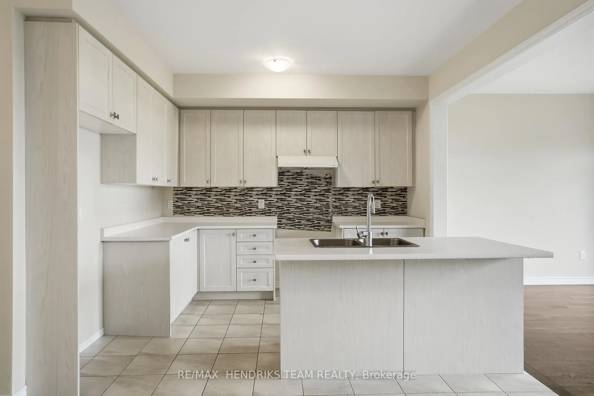 Photo 7 of 400 Barker Parkway, Thorold, Rolling Meadows — HOMEH