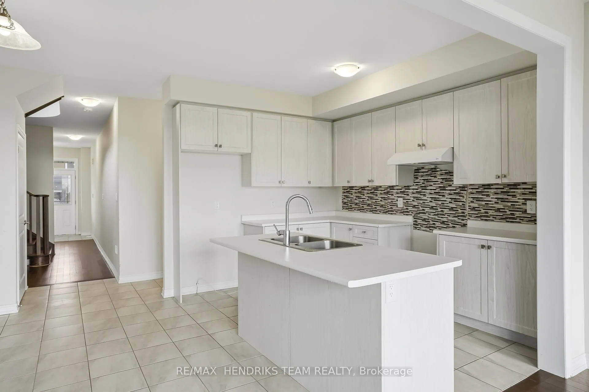 Photo 8 of 400 Barker Parkway, Thorold, Rolling Meadows — HOMEH