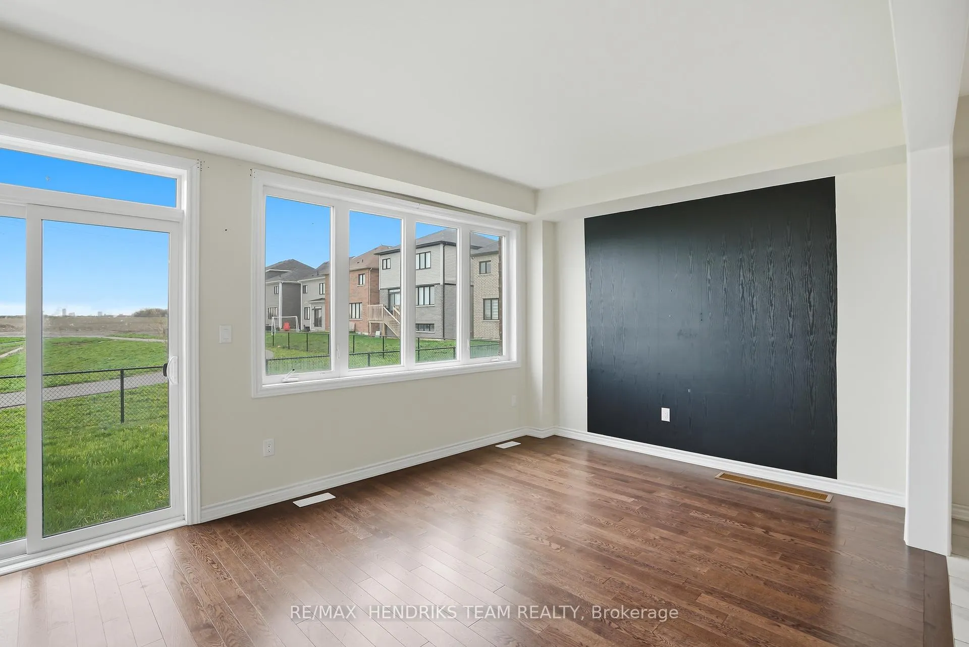 Photo 10 of 400 Barker Parkway, Thorold, Rolling Meadows — HOMEH