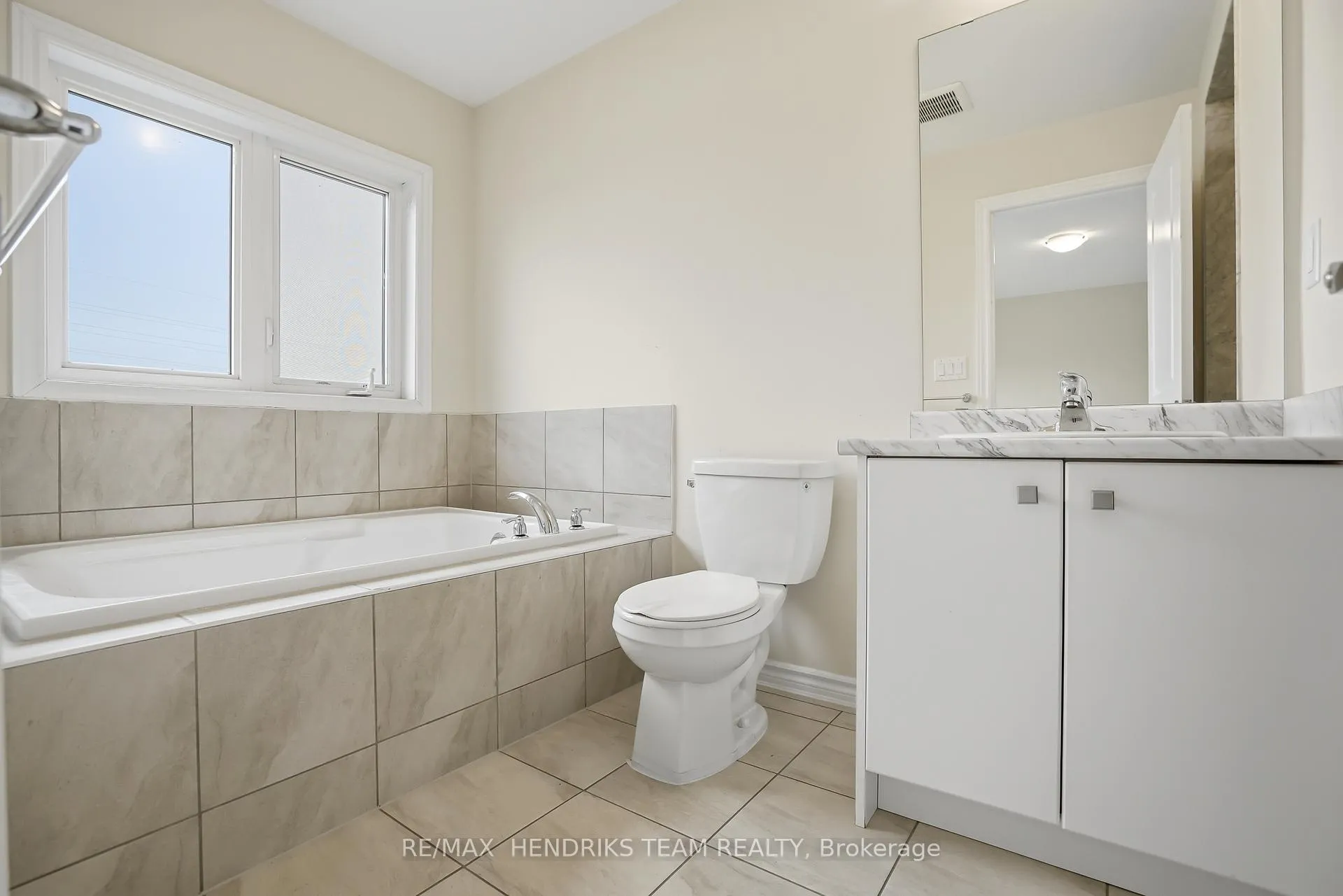 Photo 16 of 400 Barker Parkway, Thorold, Rolling Meadows — HOMEH