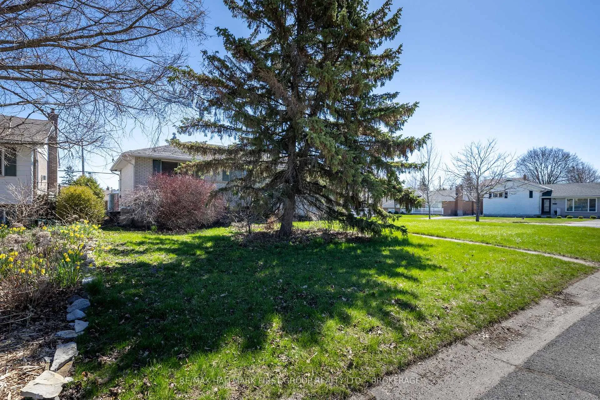 Photo 5 of 402 Parkview Drive, Kingston, City Southwest — HOMEH