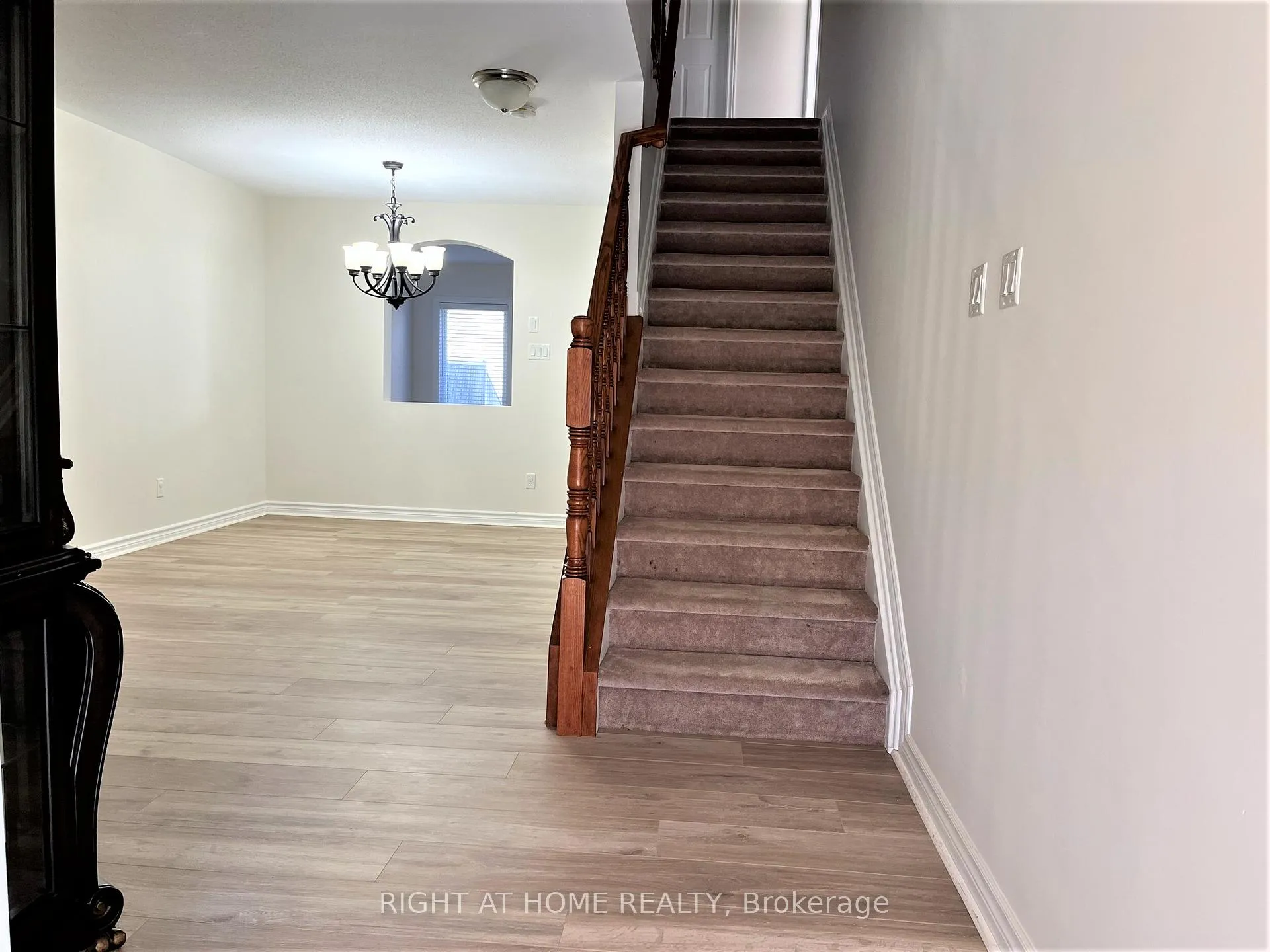 Photo 3 of 105 Tacom Circle, Ottawa, Barrhaven - Strandherd — HOMEH