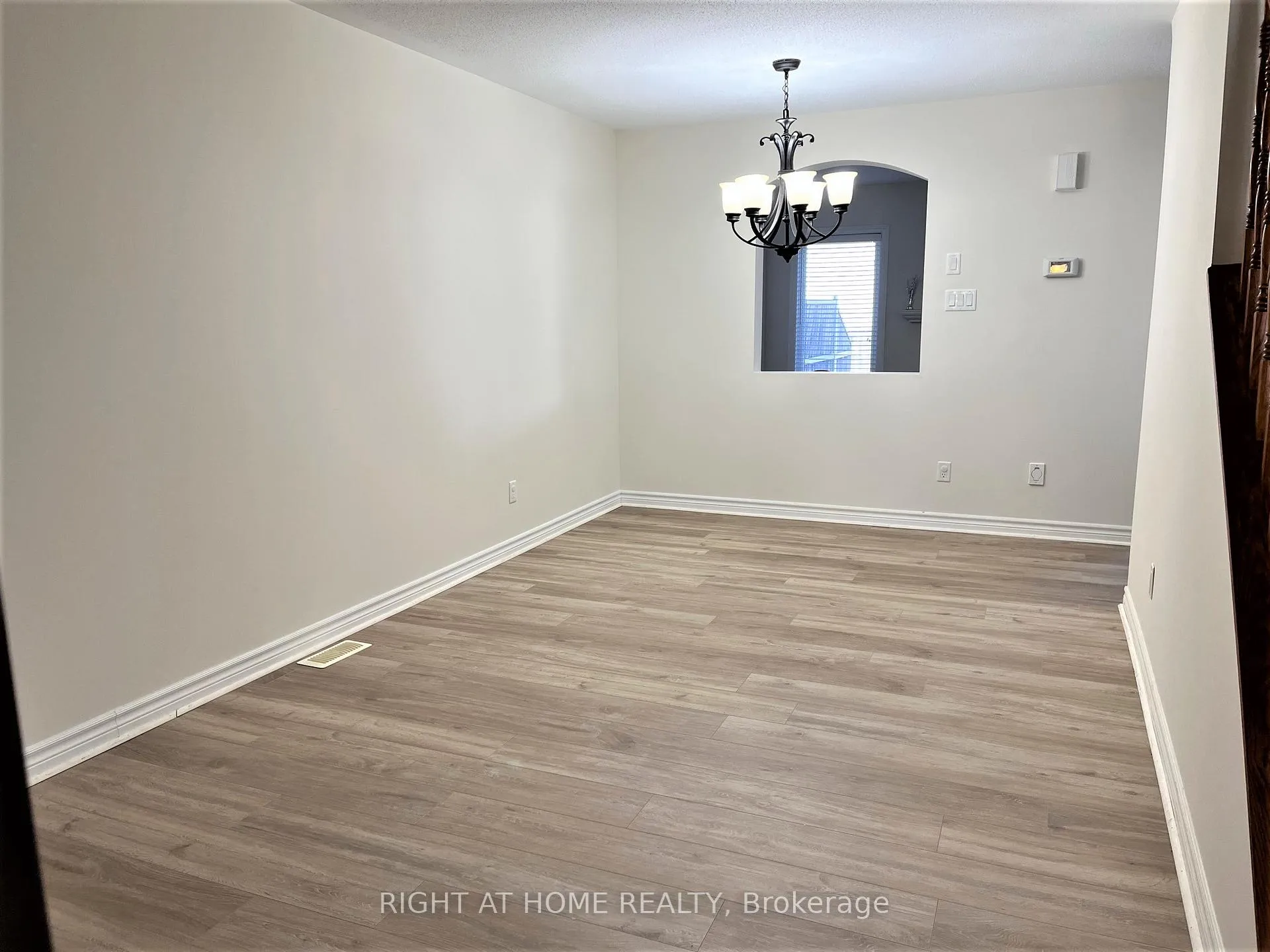 Photo 4 of 105 Tacom Circle, Ottawa, Barrhaven - Strandherd — HOMEH