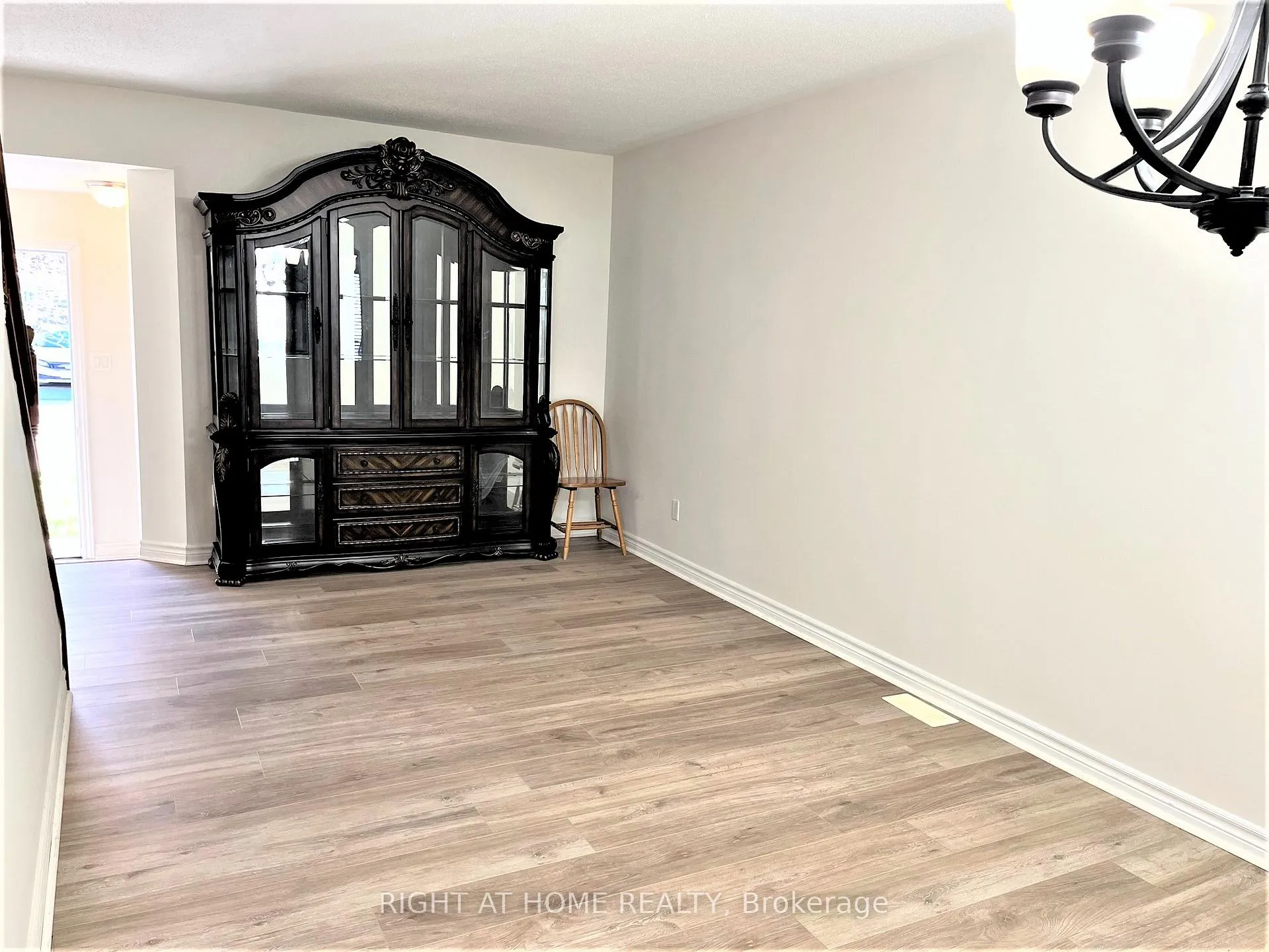 Photo 5 of 105 Tacom Circle, Ottawa, Barrhaven - Strandherd — HOMEH