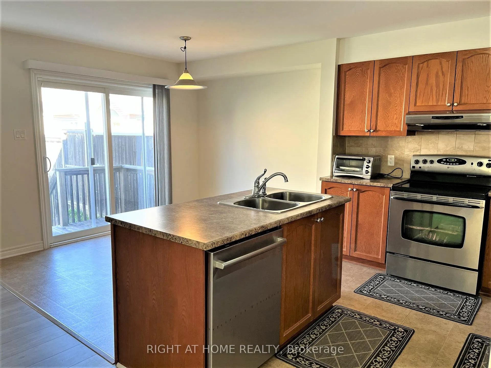 Photo 7 of 105 Tacom Circle, Ottawa, Barrhaven - Strandherd — HOMEH