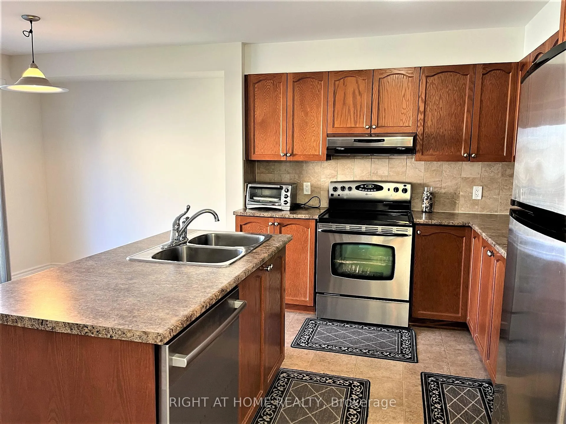 Photo 8 of 105 Tacom Circle, Ottawa, Barrhaven - Strandherd — HOMEH