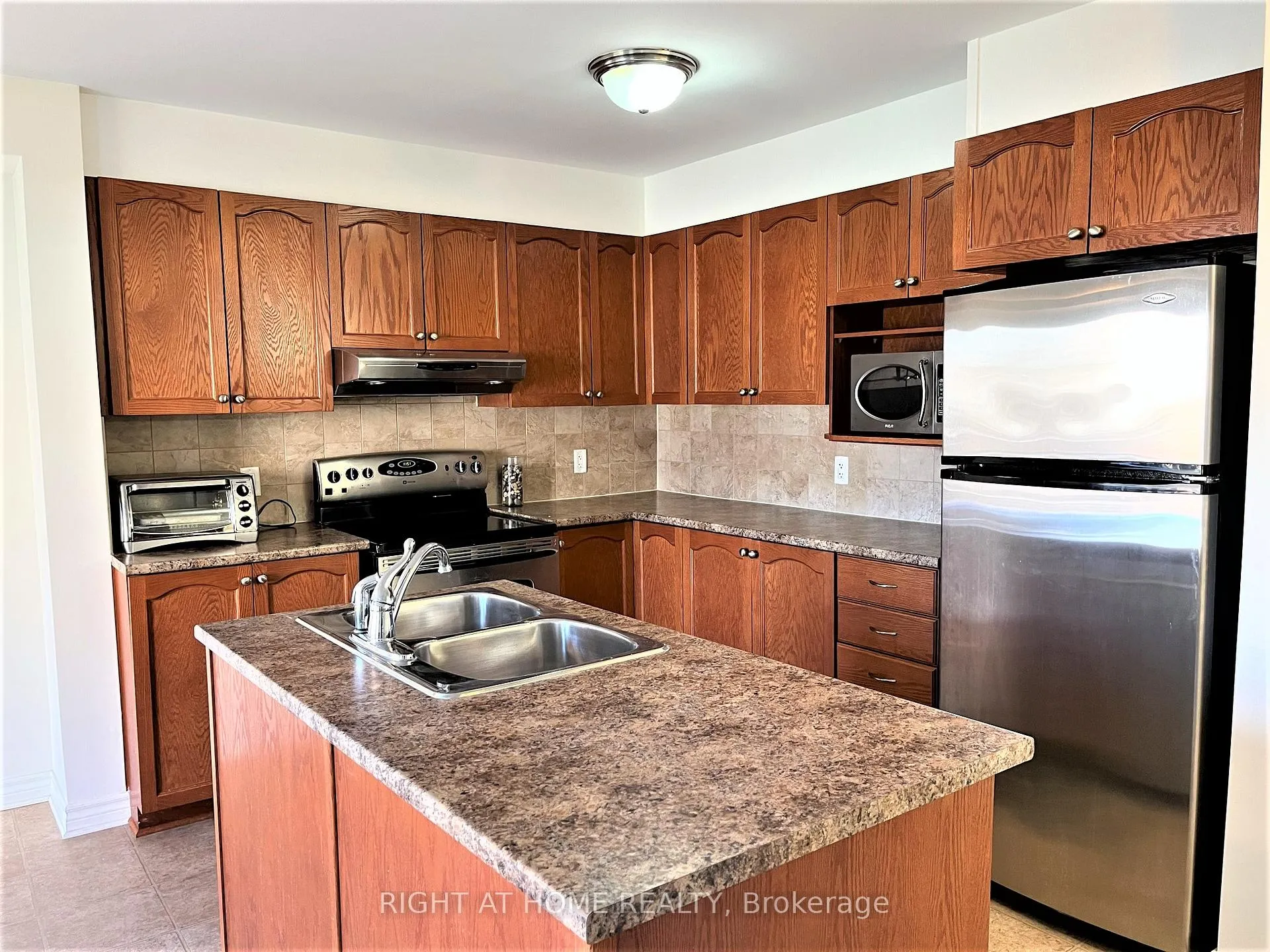 Photo 9 of 105 Tacom Circle, Ottawa, Barrhaven - Strandherd — HOMEH