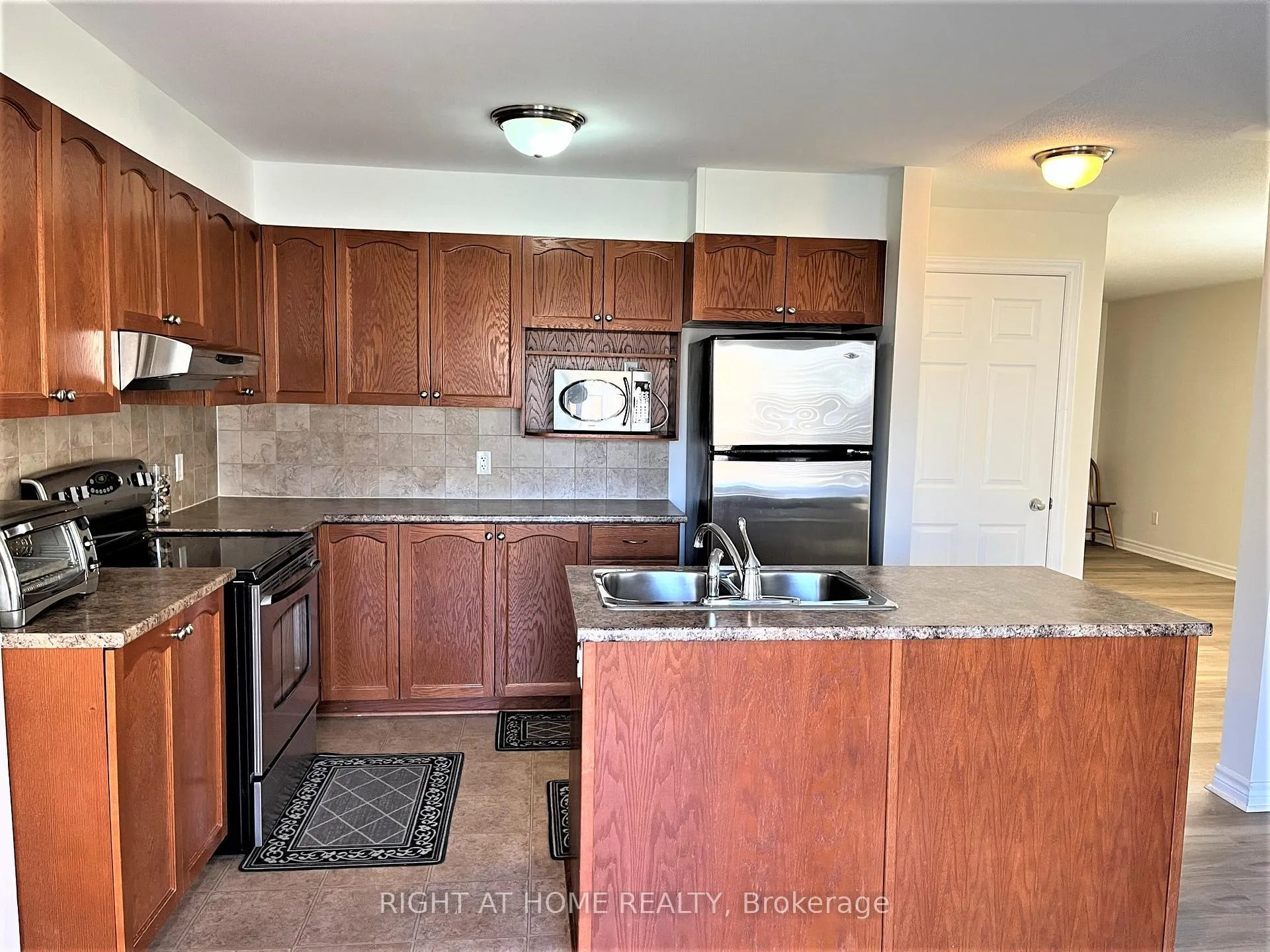 Photo 10 of 105 Tacom Circle, Ottawa, Barrhaven - Strandherd — HOMEH