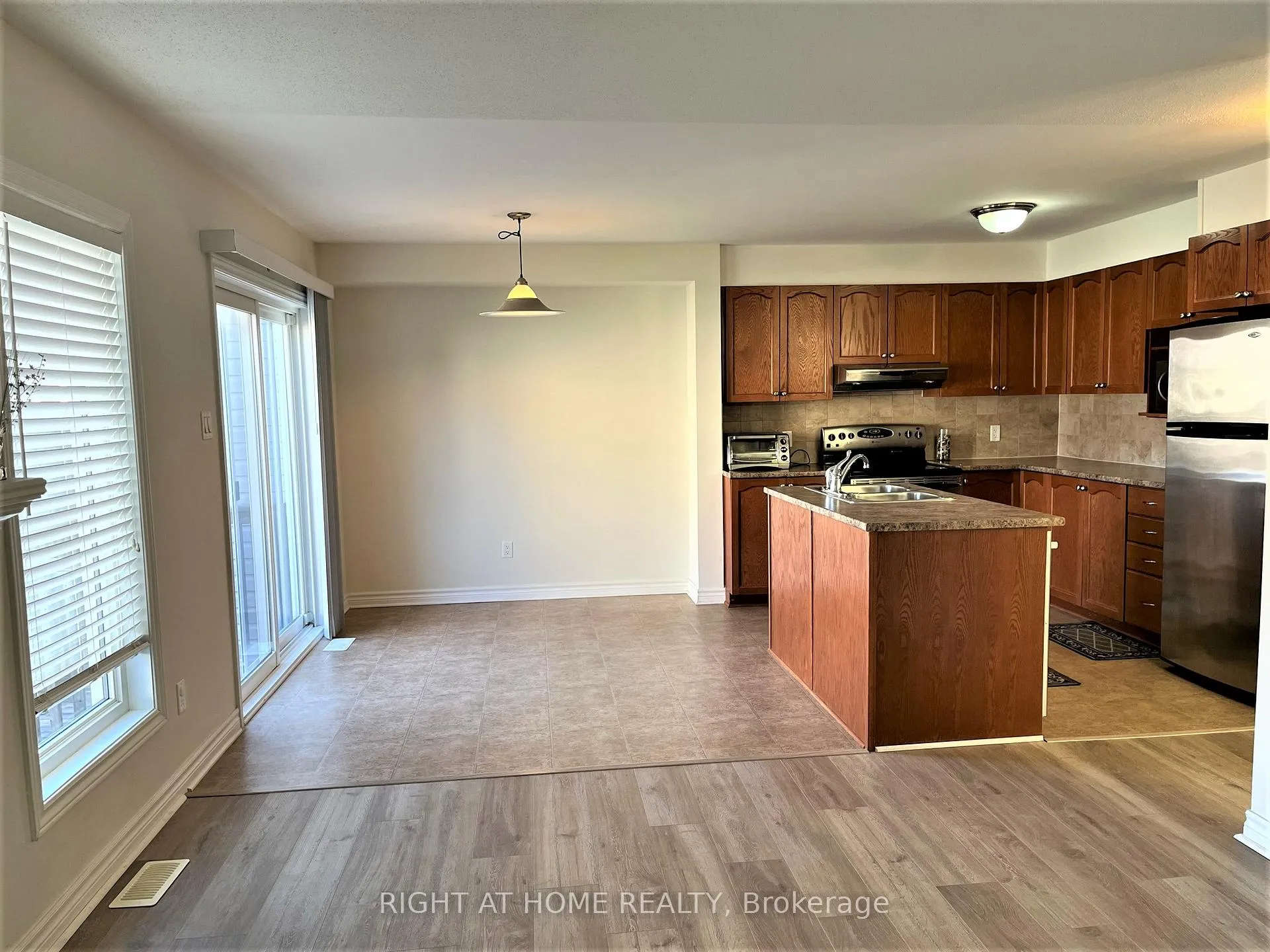Photo 13 of 105 Tacom Circle, Ottawa, Barrhaven - Strandherd — HOMEH