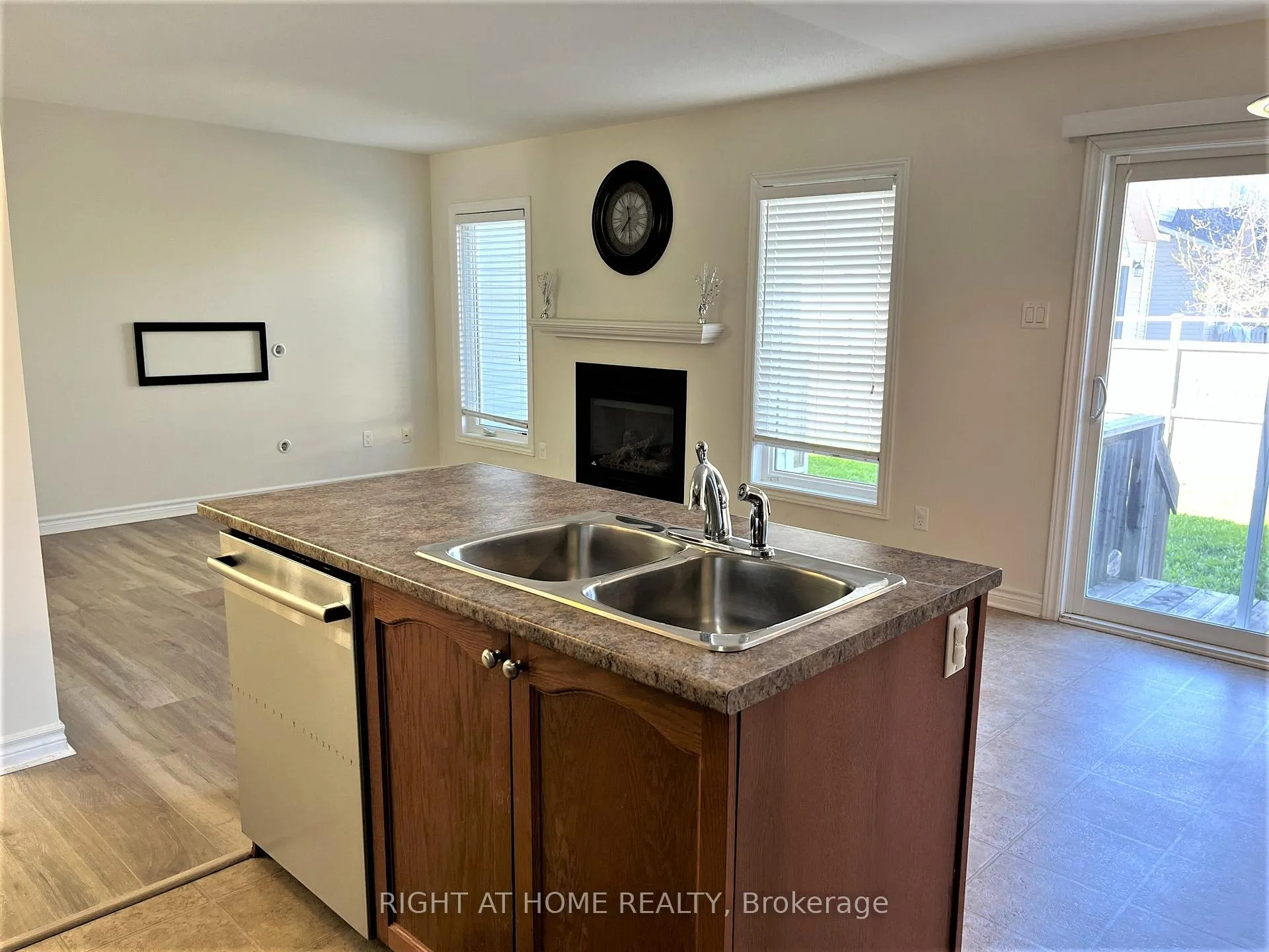 Photo 14 of 105 Tacom Circle, Ottawa, Barrhaven - Strandherd — HOMEH