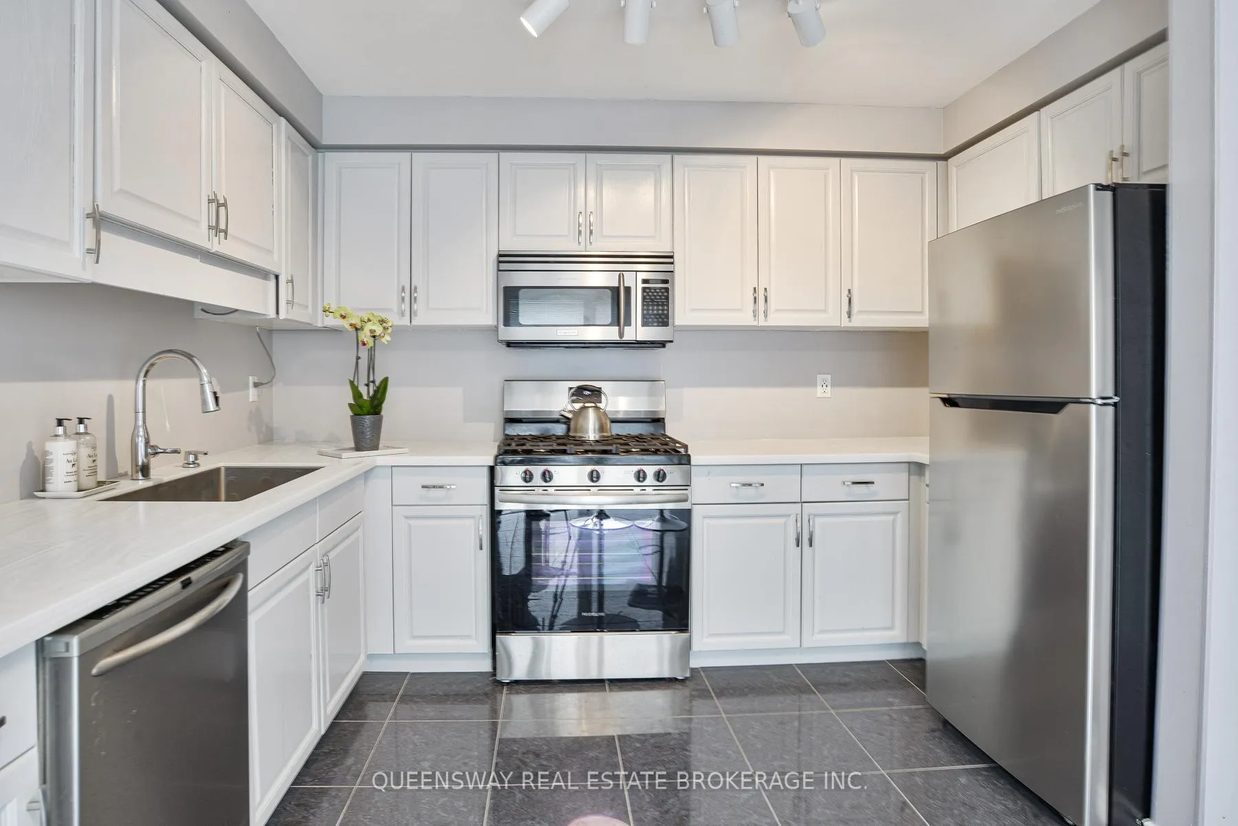 Photo 5 of 10 Lewis Drive, Orillia — HOMEH