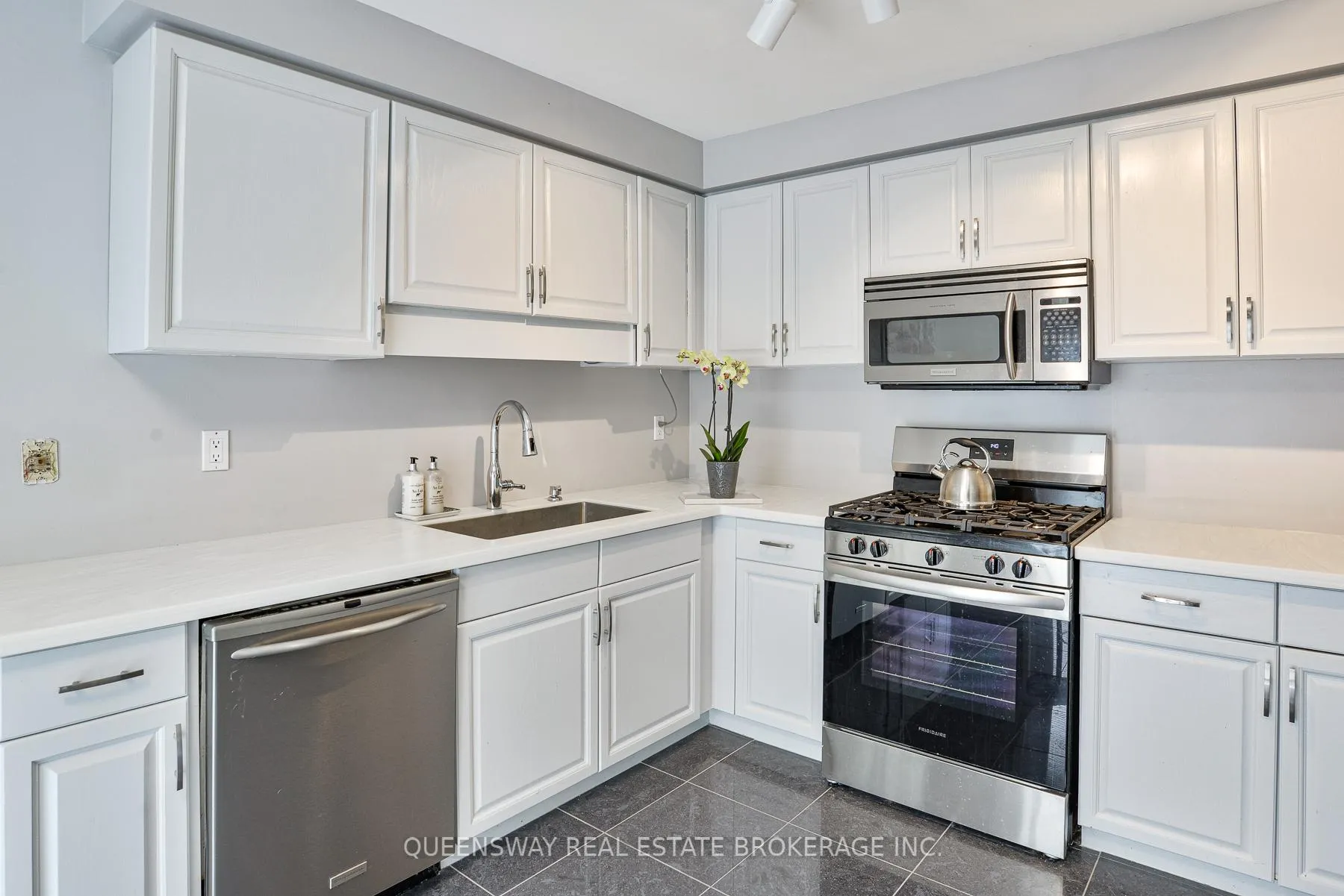 Photo 6 of 10 Lewis Drive, Orillia — HOMEH