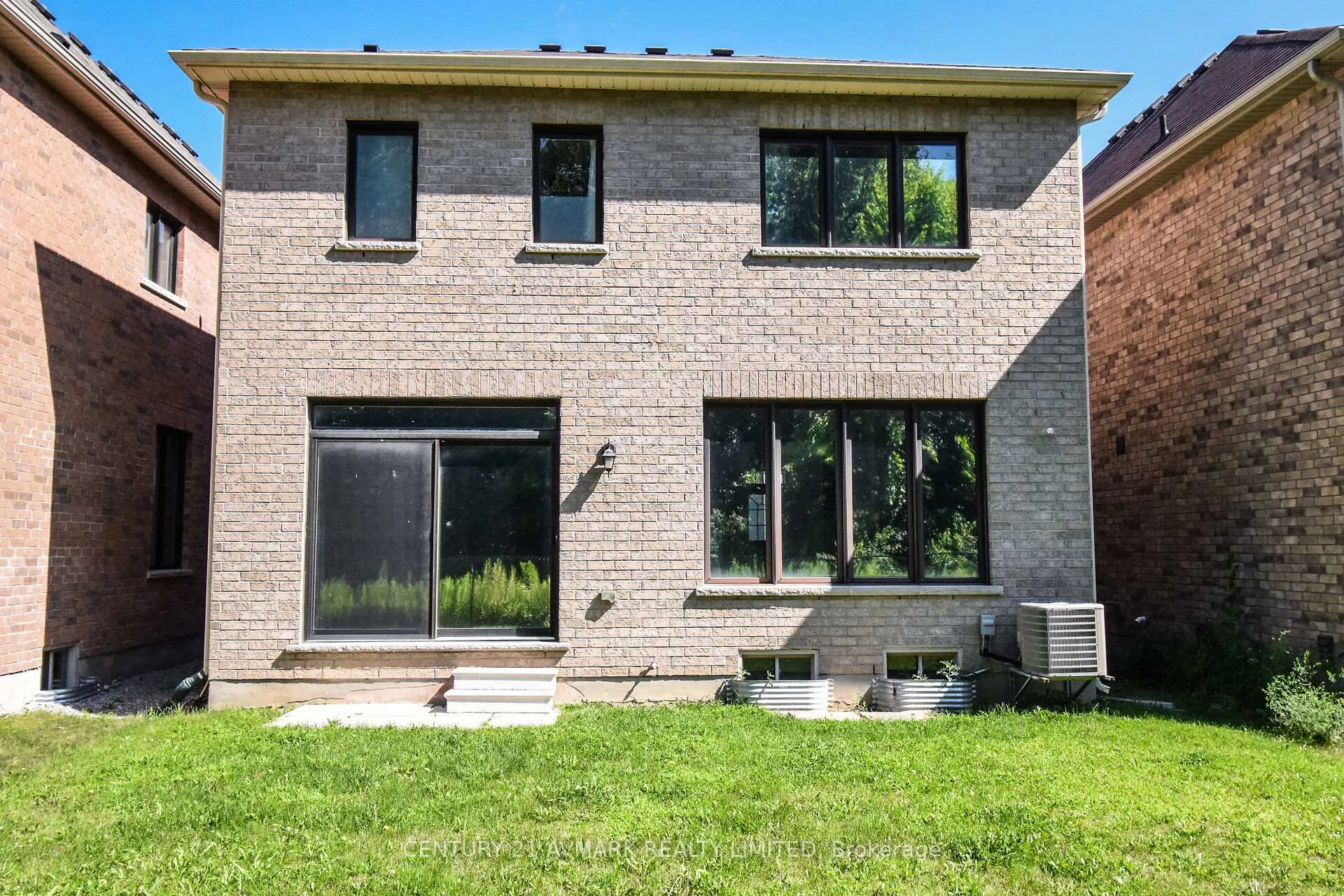 Photo 2 of 7719 Buckeye Crescent, Niagara Falls, Brown — HOMEH