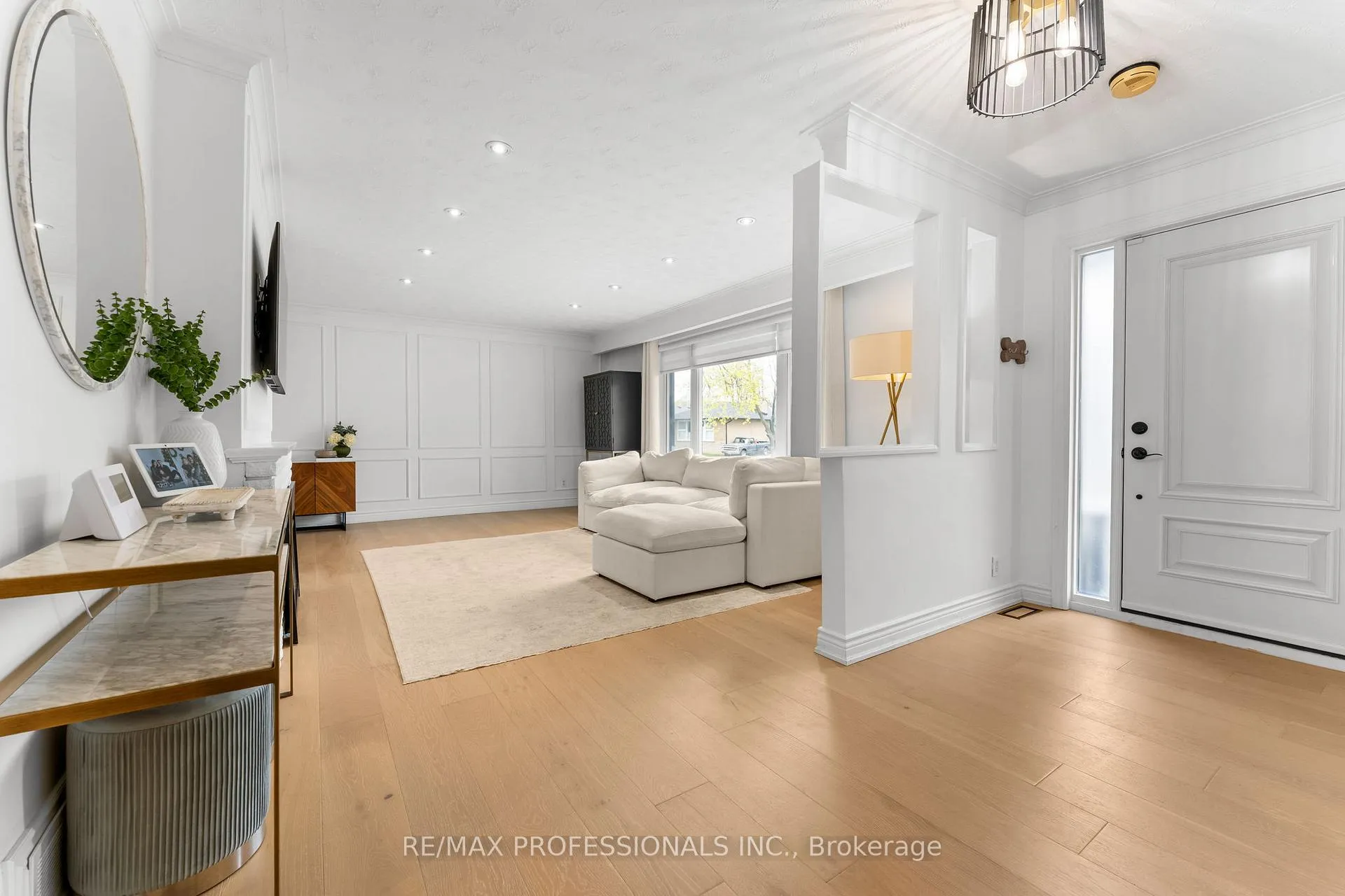 Photo 3 of 2 Tewsley Place, Etobicoke, Willowridge-Martingrove-Richview — HOMEH