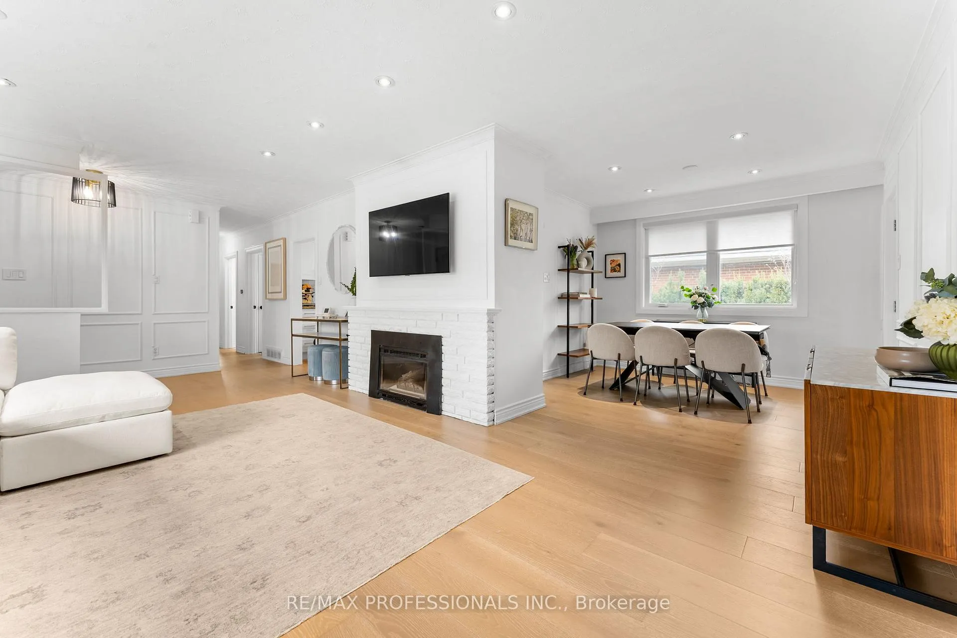 Photo 4 of 2 Tewsley Place, Etobicoke, Willowridge-Martingrove-Richview — HOMEH