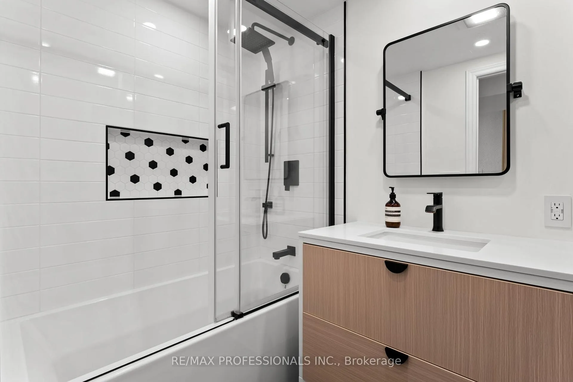 Photo 24 of 2 Tewsley Place, Etobicoke, Willowridge-Martingrove-Richview — HOMEH