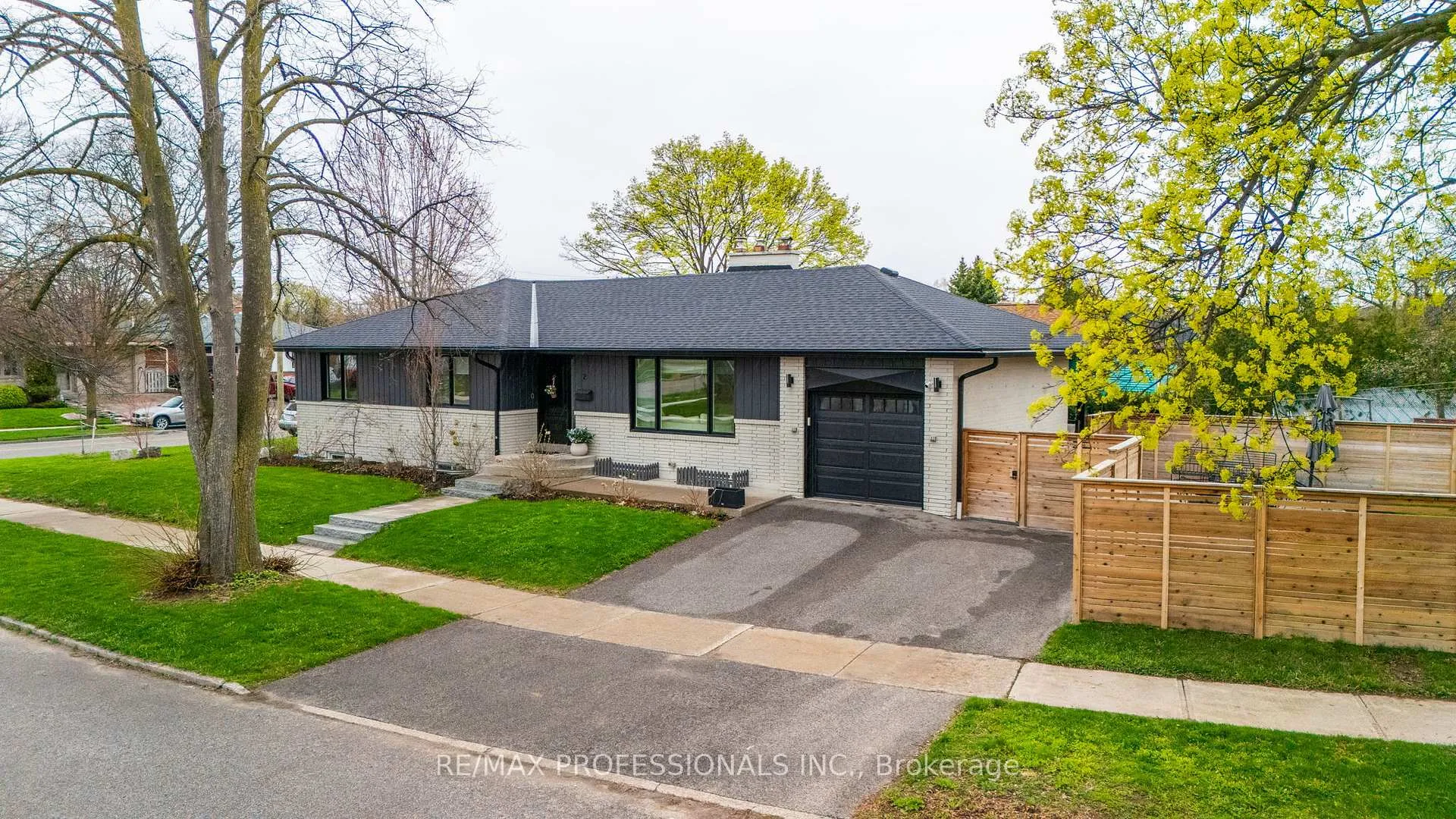 Photo 33 of 2 Tewsley Place, Etobicoke, Willowridge-Martingrove-Richview — HOMEH