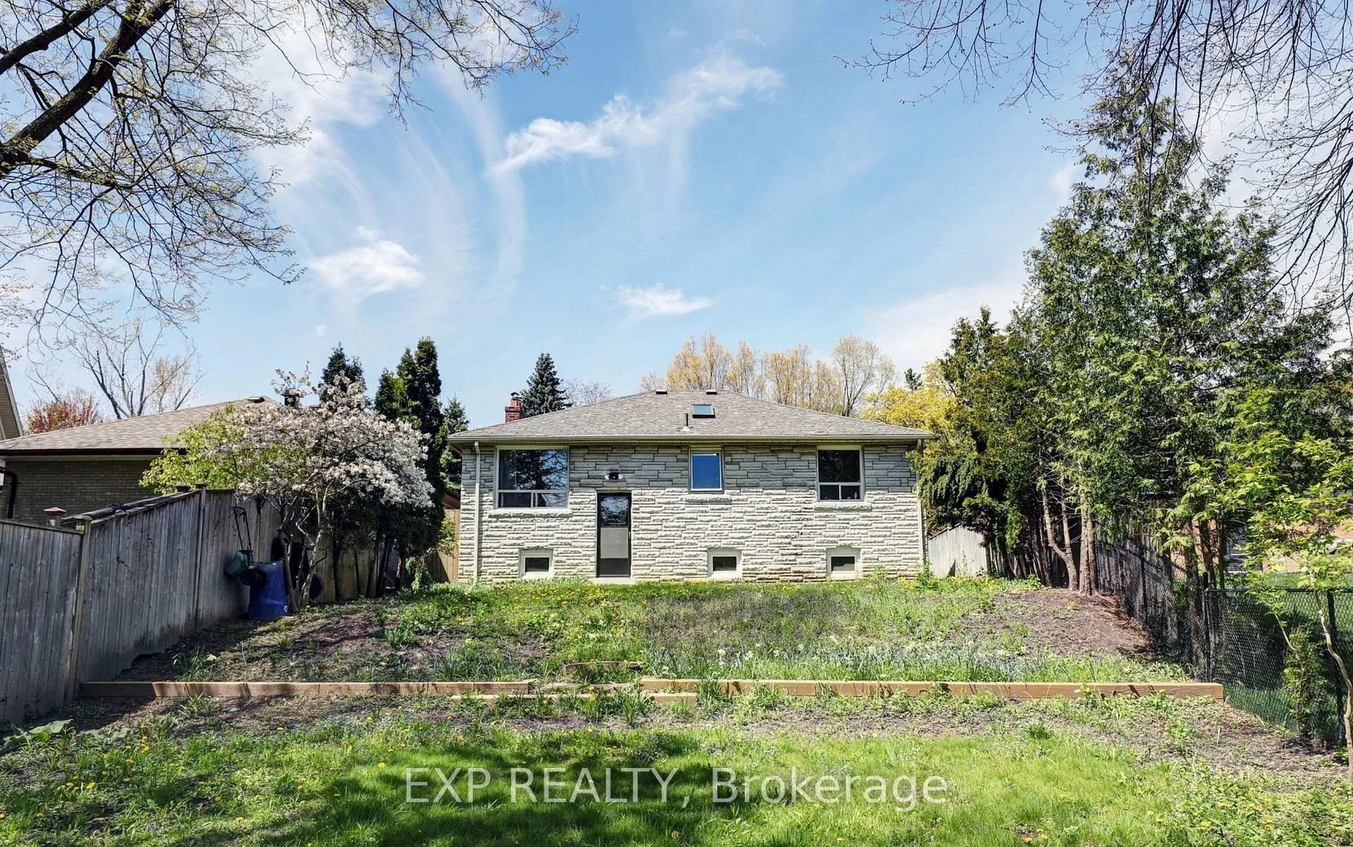 Photo 21 of 142 thompson Avenue, Etobicoke, Stonegate-Queensway — HOMEH