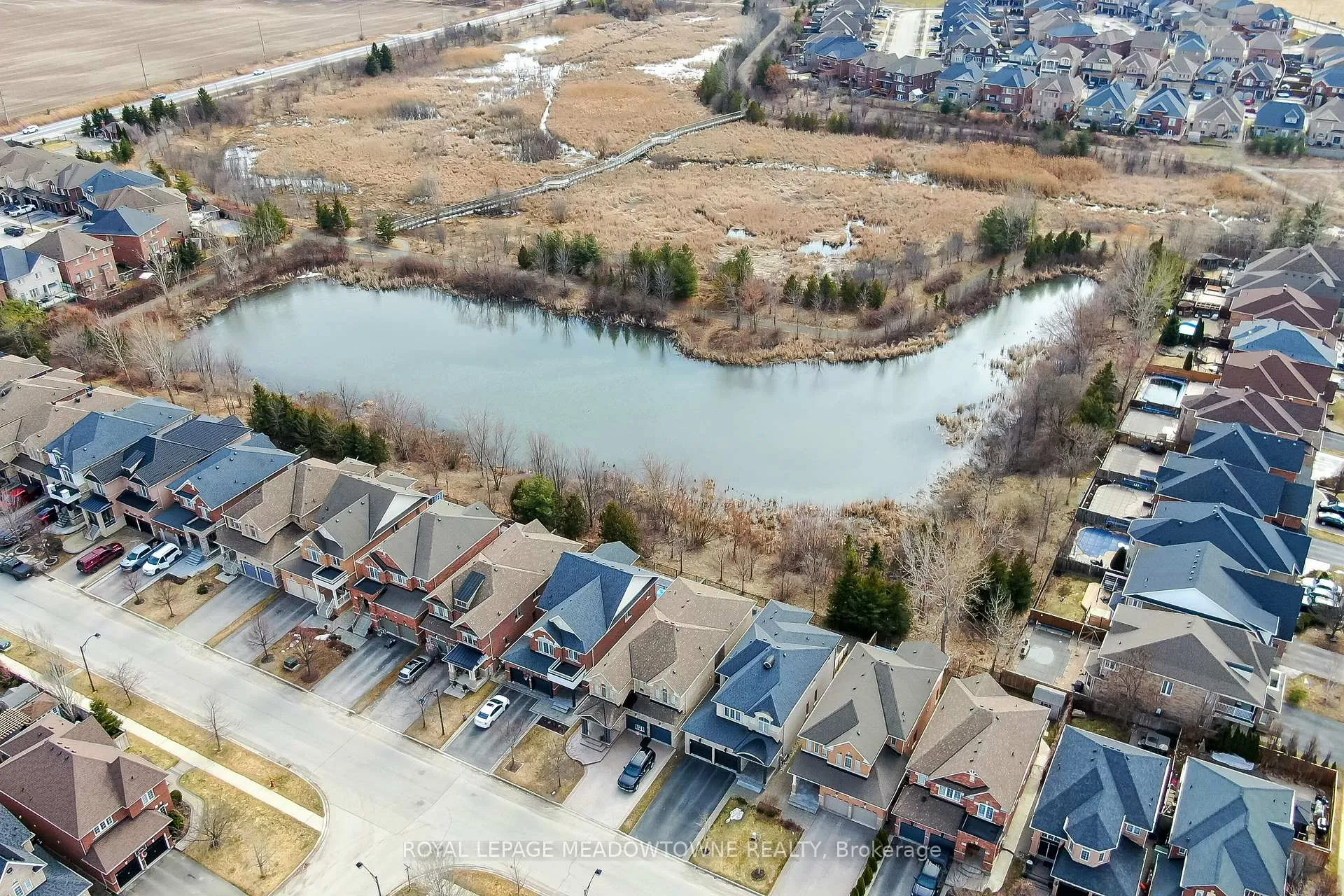 Photo 4 of 10 Silver Pond Drive, Halton Hills, Georgetown — HOMEH