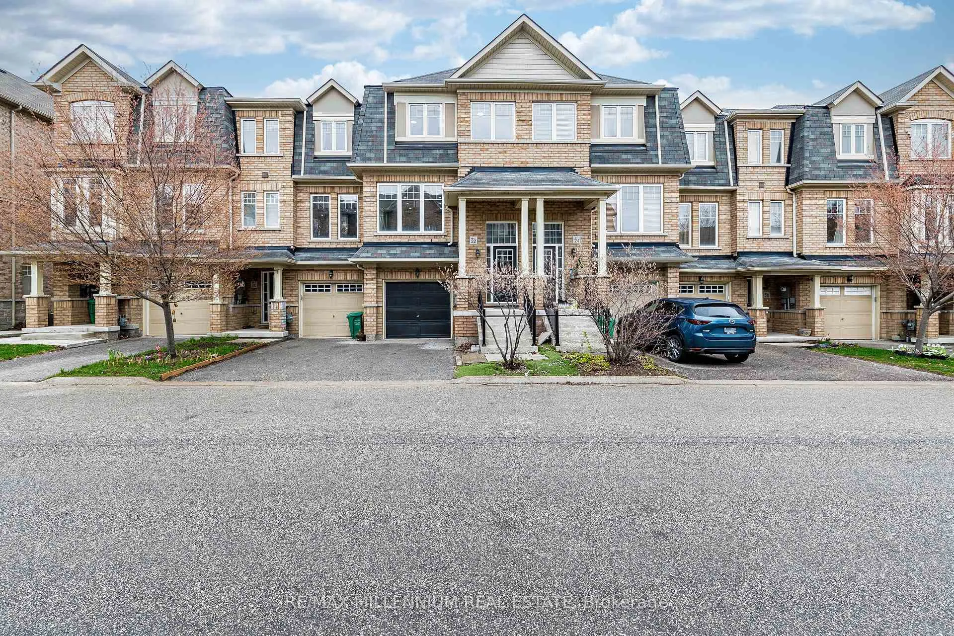 Photo 2 of 22 Magdalene Crescent, Brampton, Heart Lake — HOMEH