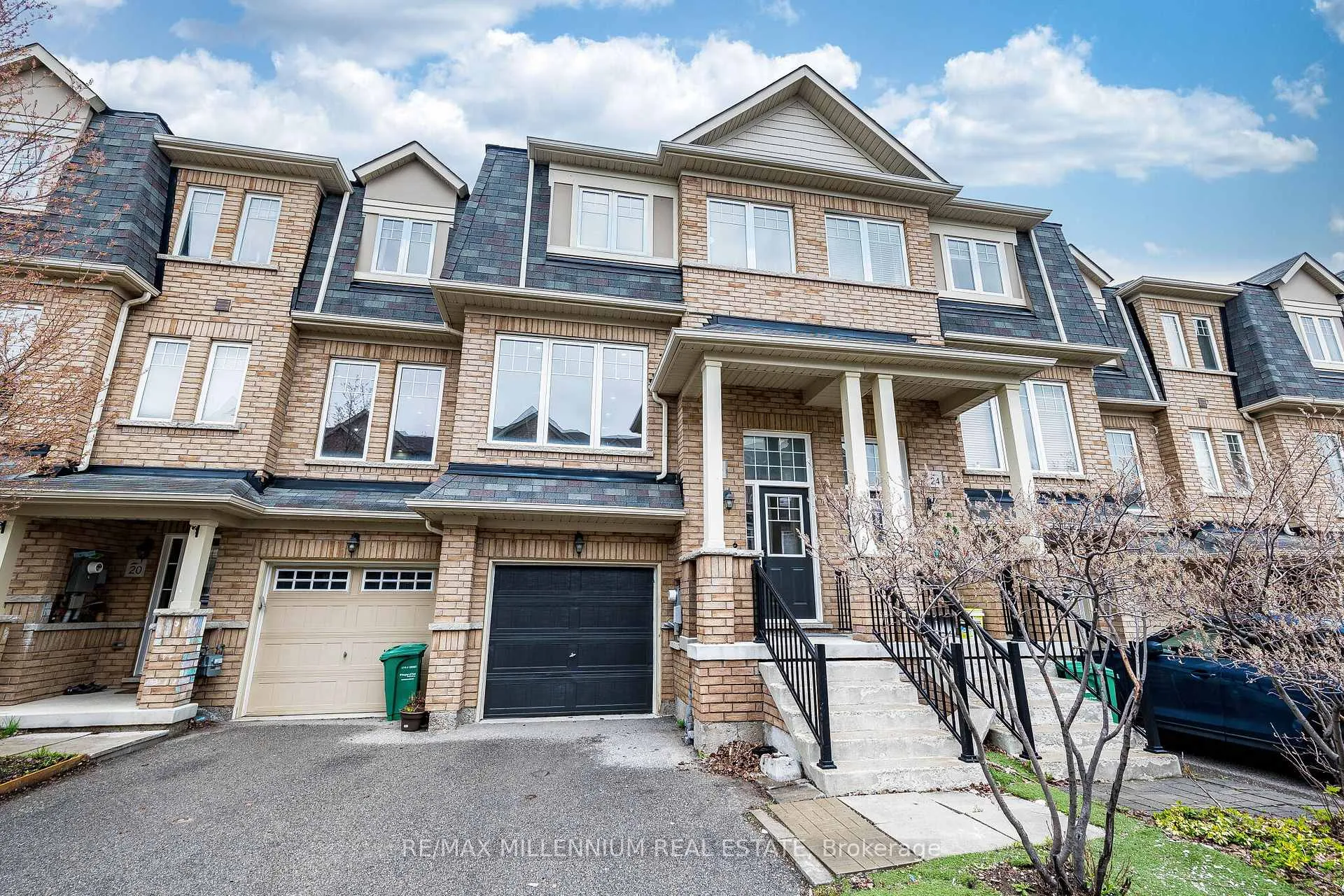Photo 3 of 22 Magdalene Crescent, Brampton, Heart Lake — HOMEH