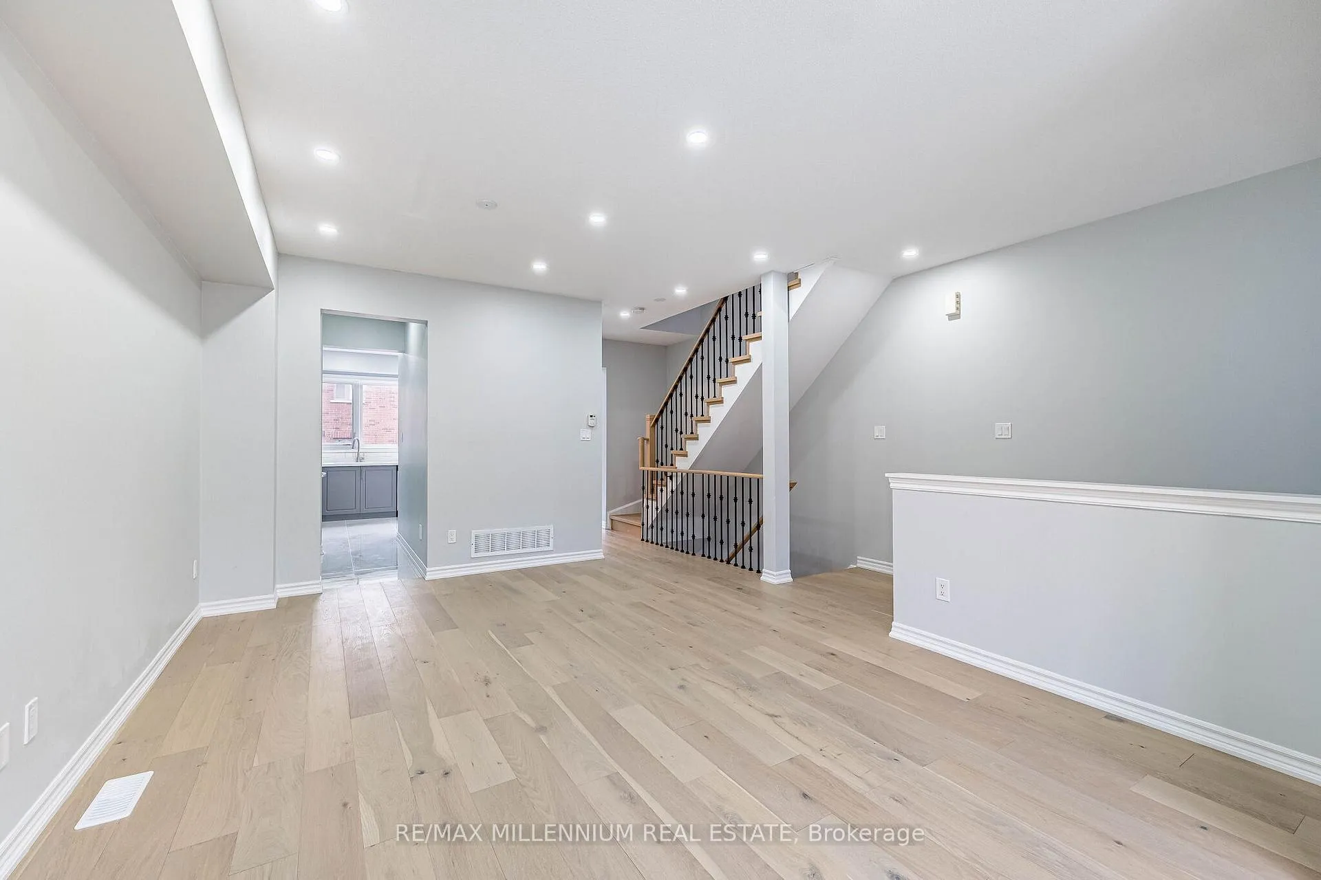Photo 11 of 22 Magdalene Crescent, Brampton, Heart Lake — HOMEH