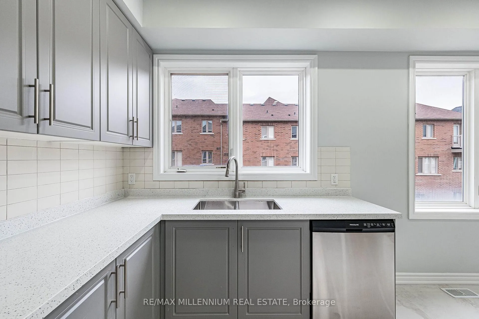 Photo 23 of 22 Magdalene Crescent, Brampton, Heart Lake — HOMEH