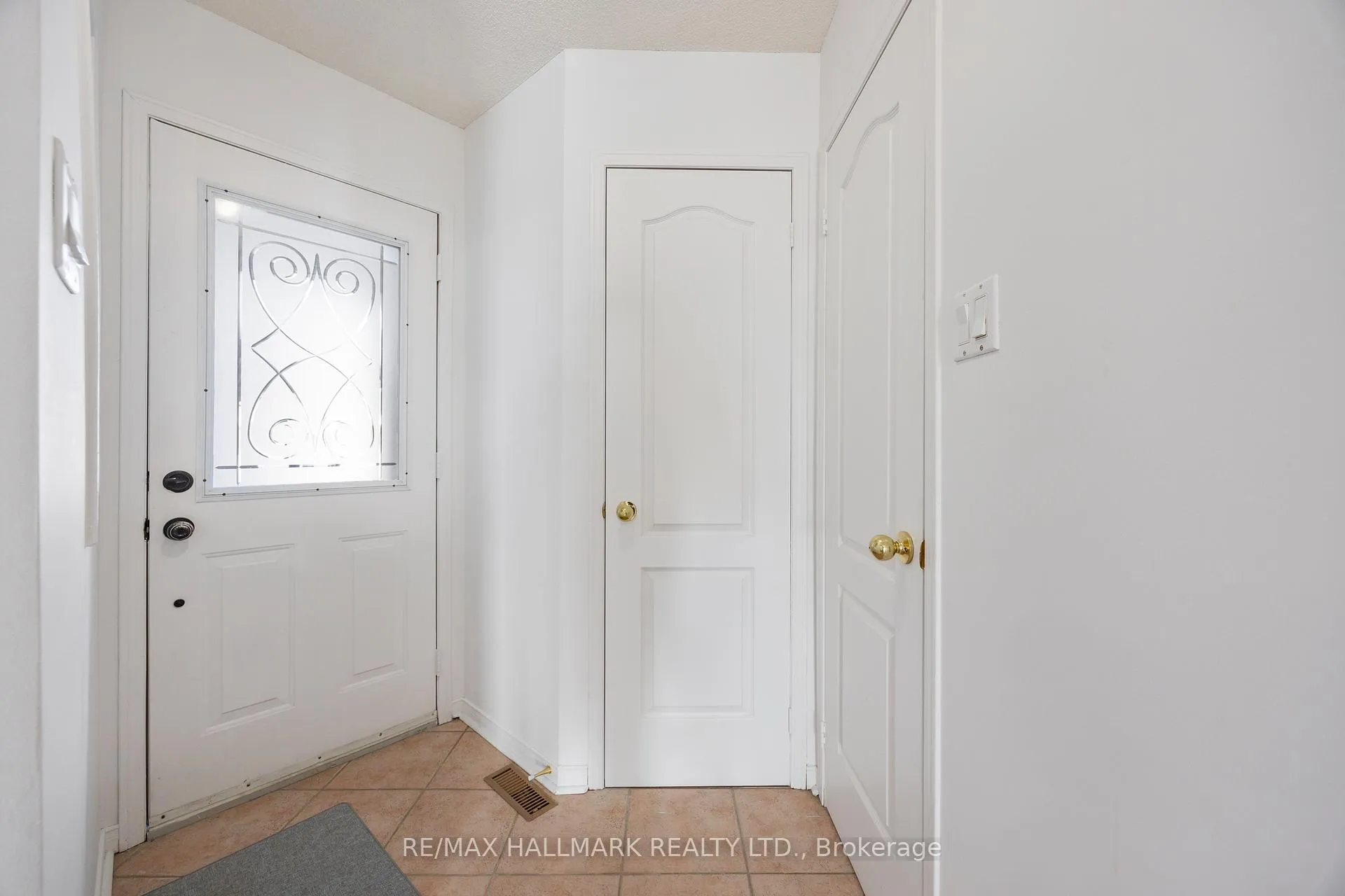 Photo 3 of 19 Parktree Drive, Vaughan, Maple — HOMEH