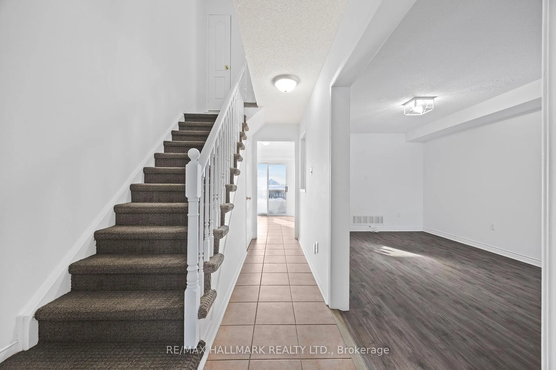 Photo 7 of 19 Parktree Drive, Vaughan, Maple — HOMEH
