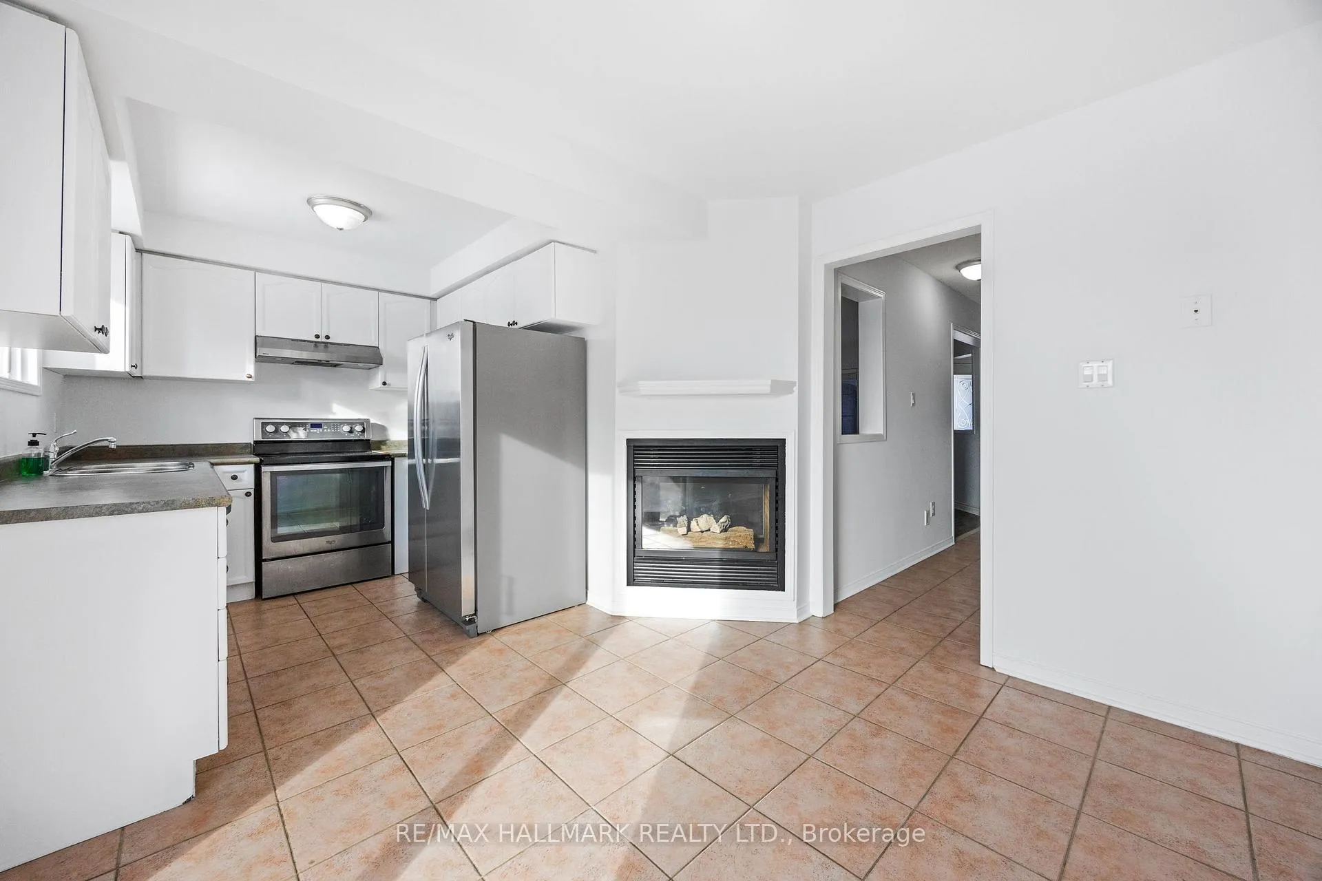 Photo 10 of 19 Parktree Drive, Vaughan, Maple — HOMEH