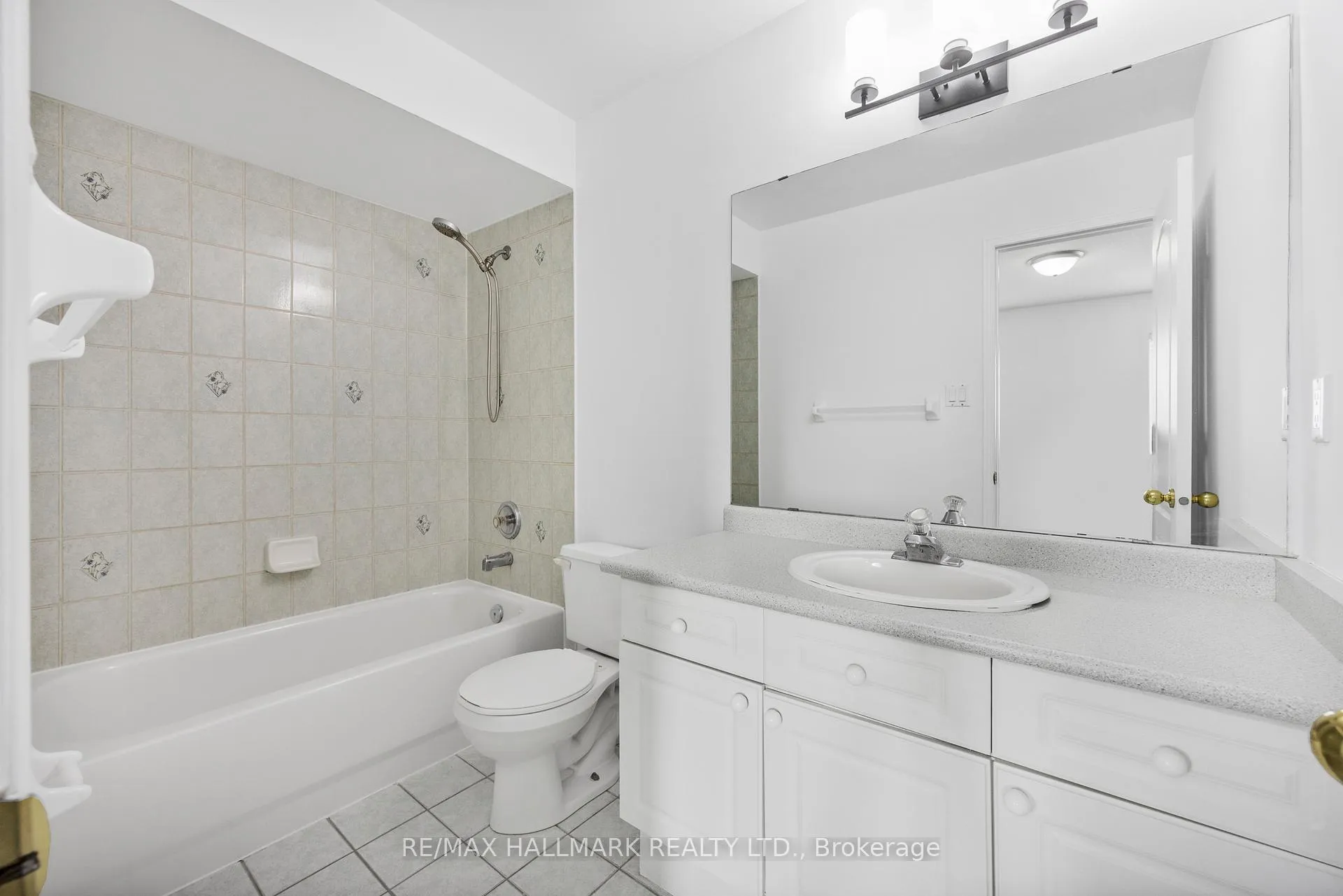 Photo 14 of 19 Parktree Drive, Vaughan, Maple — HOMEH